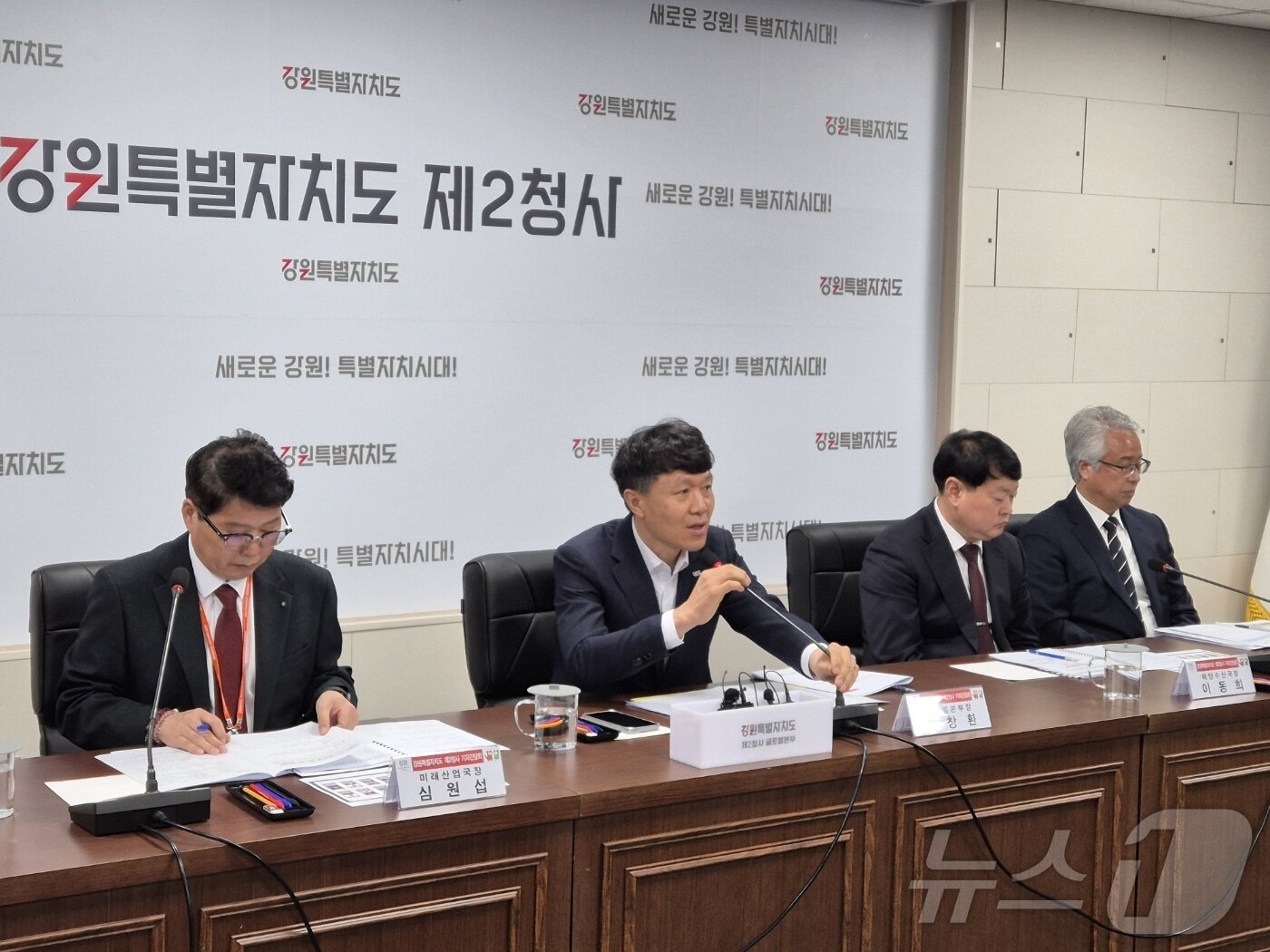 본문 이미지 - 손창환 강원도 글로벌본부장(사진 가운데)이 5일 강릉 강원도청 제2청사에서 열린 언론간담회에서 양양국제공항 활성화 방안을 밝히고 있다.2025.3.5/뉴스1 윤왕근 기자