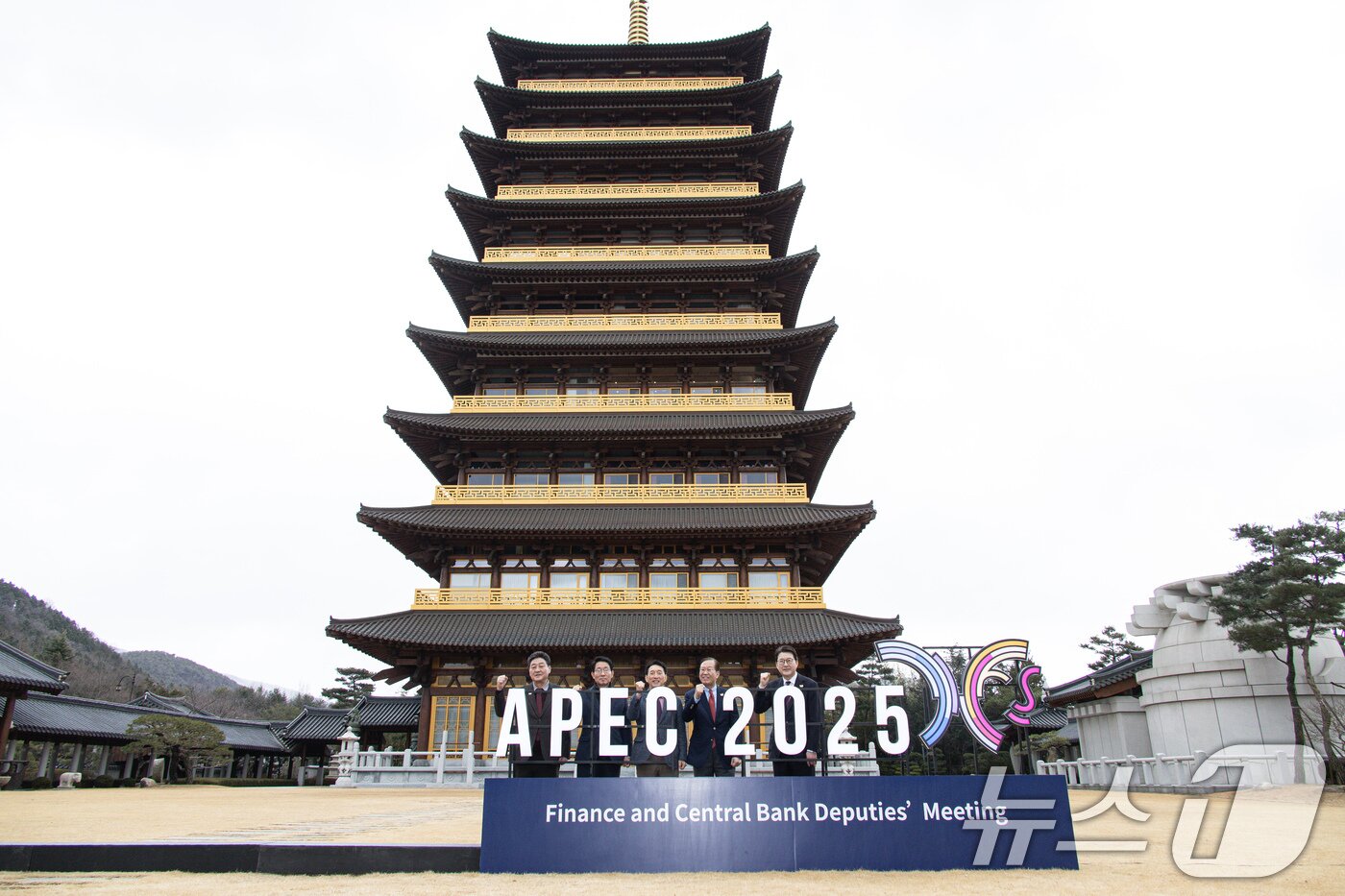 본문 이미지 - &#39;아시아태평양경제협력체&#40;APEC&#41; 2025 KOREA&#39; 준비상황 점검에 나선 권영세 국민의힘 비상대책위원장이 5일 오후 경북 경주시 엑스포로 황룡원을 찾아 시설을 둘러보던 중 기념촬영을 하고 있다. 2025.3.5/뉴스1 ⓒ News1 이재명 기자