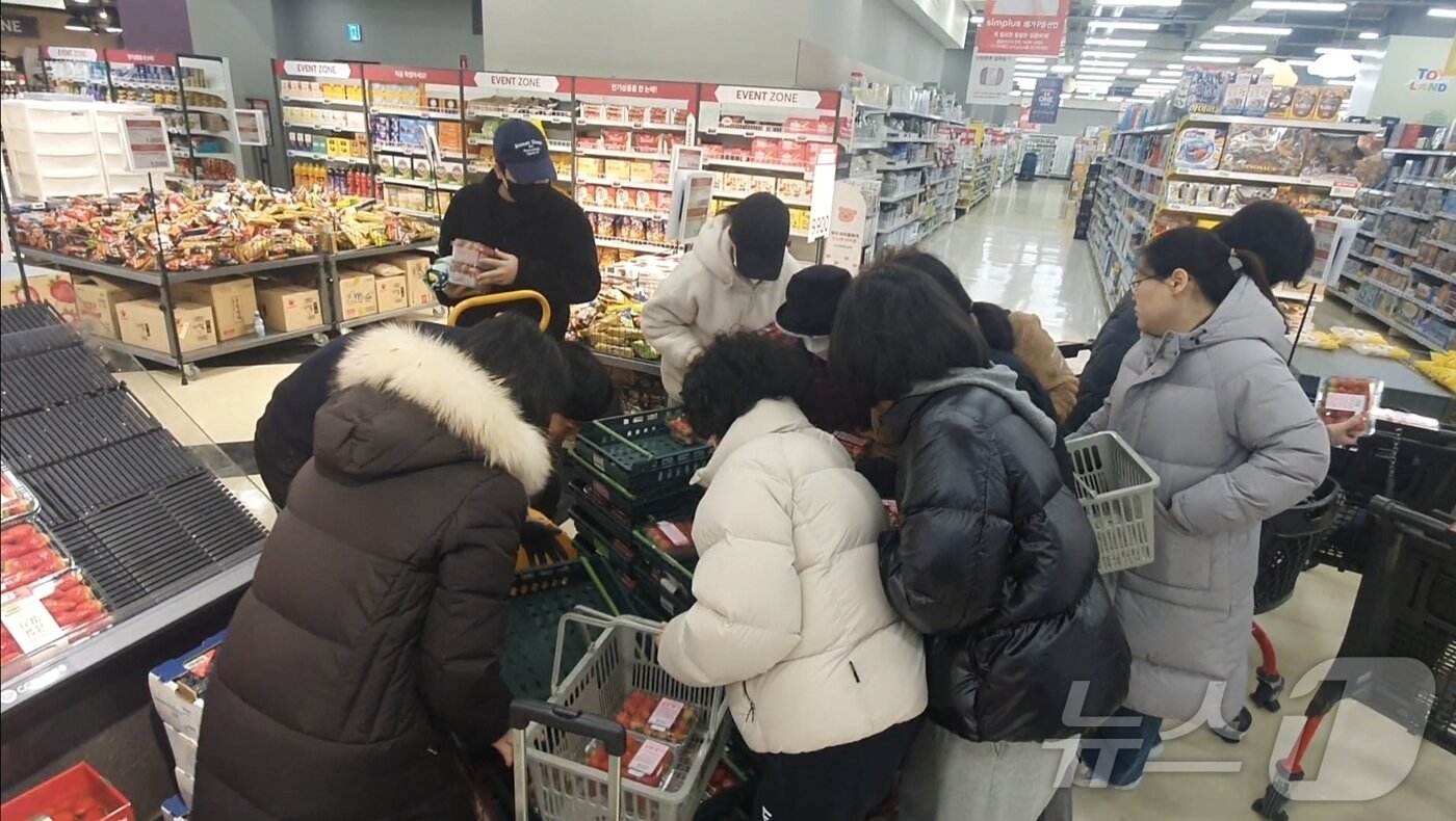 본문 이미지 - 5일 오전 홈플러스 신도림점을 방문한 고객들이 딸기 행사 상품을 사기 위해 몰려있다.