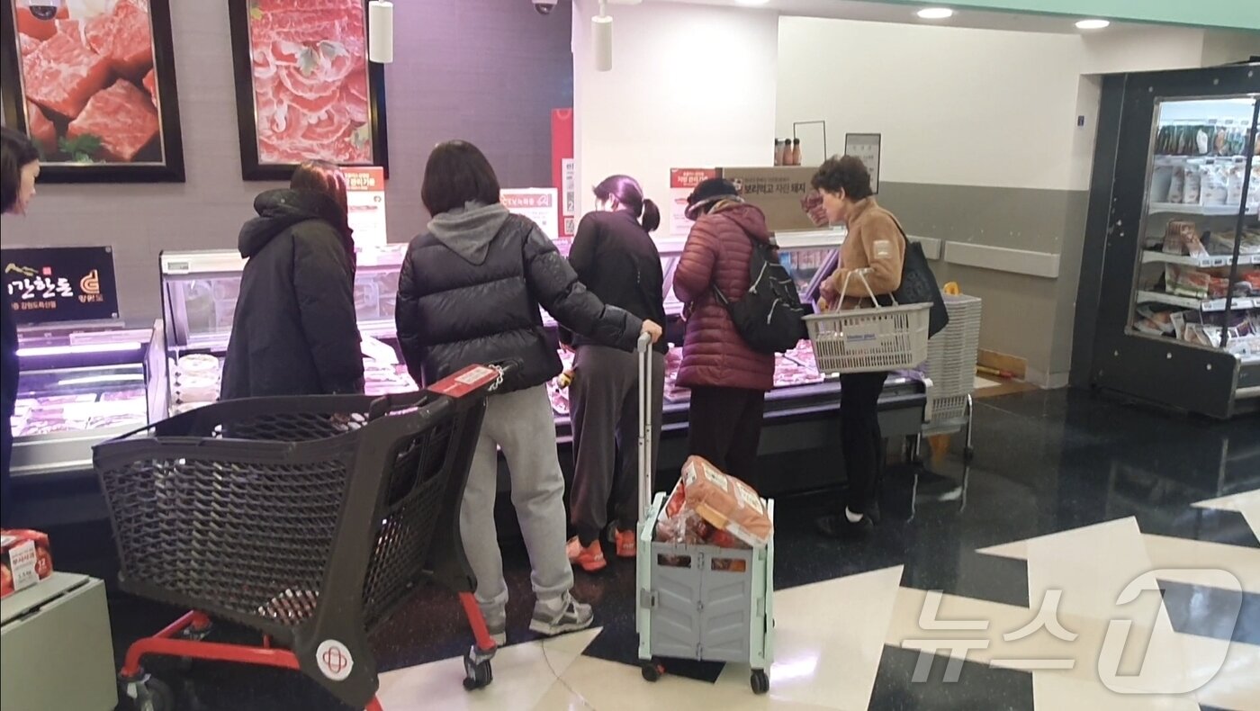 본문 이미지 - 5일 오전 홈플러스 신도림점을 방문한 고객들이 삼겹살·목심 등 정육 상품을 살펴보고 있다.