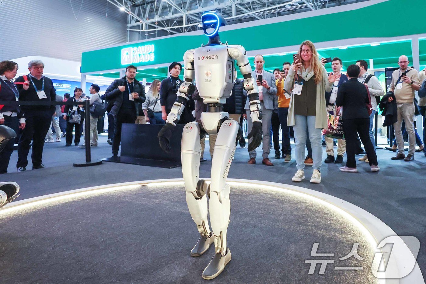 본문 이미지 - 5일(현지시간) 스페인 바르셀로나 피라 그란 비아 전시장에서 열린 '모바일 월드 콩그레스(MWC) 2025'에서 이족 보행 휴머노이드 로봇이 관람객들의 이목을 끌고 있다. MWC는 전세계 800여 개의 이동통신사가 참여하는 세계이동통신사업자연합회(GSMA)가 주관하는 행사로, 미국과 독일에서 각각 열리는 CES, IFA와 함께 3대 전자·IT 전시회로 꼽힌다. 올해 MWC에 참가하는 한국 기업은 187곳으로 지난해보다 22곳이 늘었다. 2025.3.5/뉴스1 ⓒ News1 민경석 기자