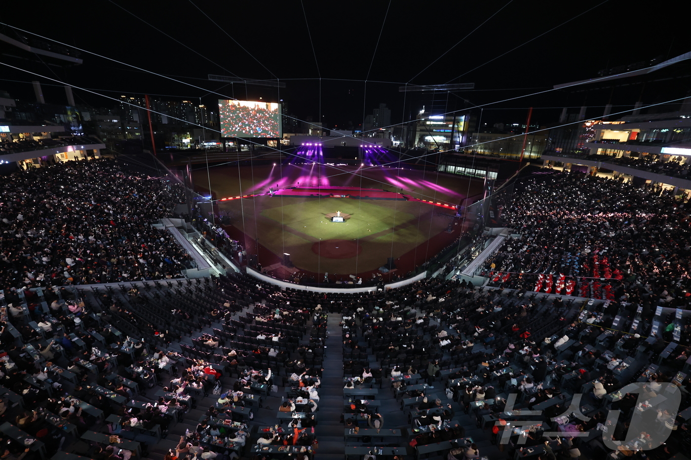 (대전=뉴스1) 김기태 기자 = 5일 대전 한화생명 볼파크 개장식이 열린 가운데 경기장을 찾은 시민들이 공연을 관람하고 있다. 2025.3.5/뉴스1