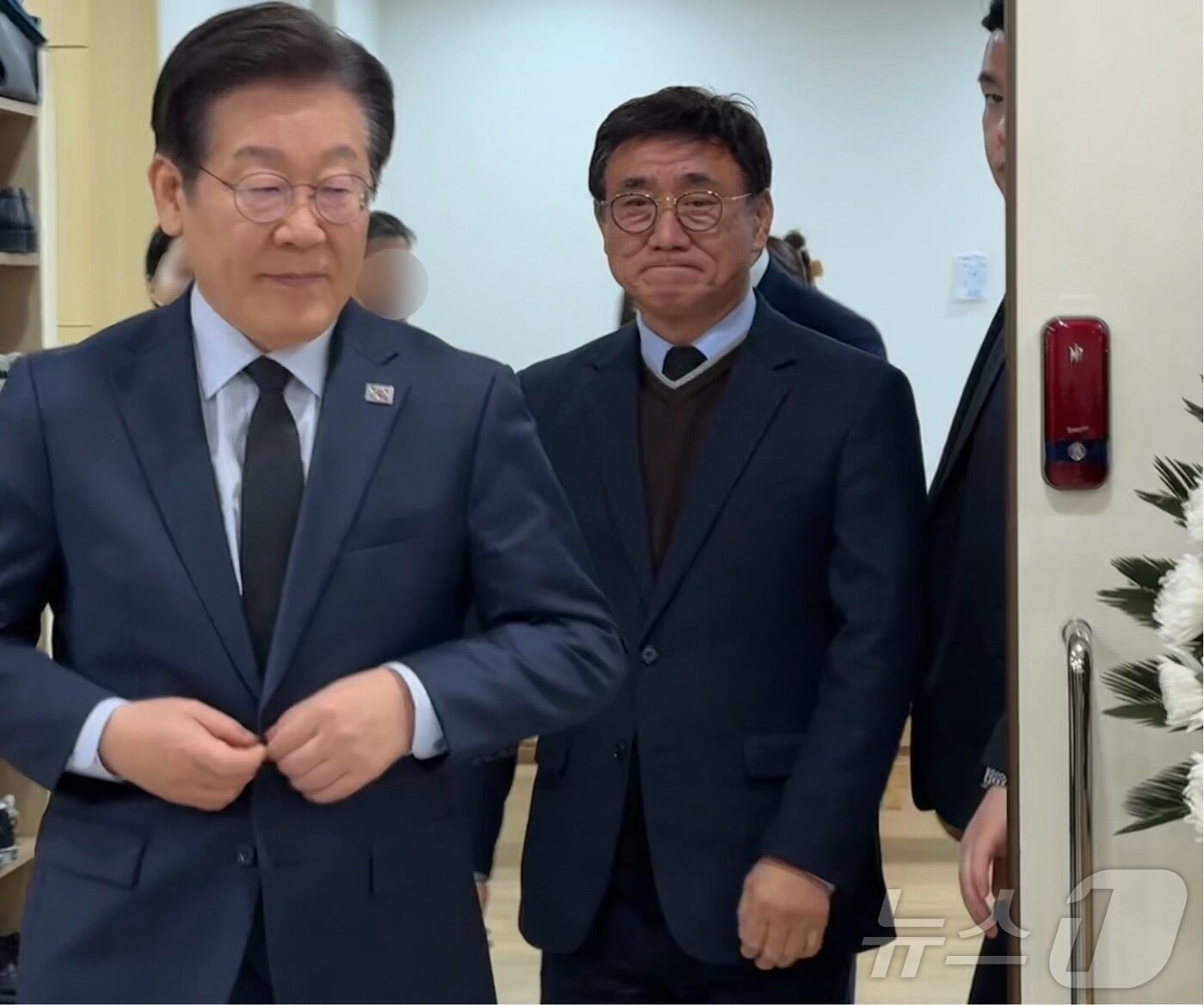 본문 이미지 - 이재명 더불어민주당 대표가 5일 오후 9시 20분쯤 인천시 서구 가톨릭관동대학교 국제성모병원 장례식장에 마련된 빌라 화재 사망자 문하은 양 빈소를 찾아 조문을 마친 뒤 나오고 있다. 2025.3.5/뉴스1 ⓒ News1 박소영 기자