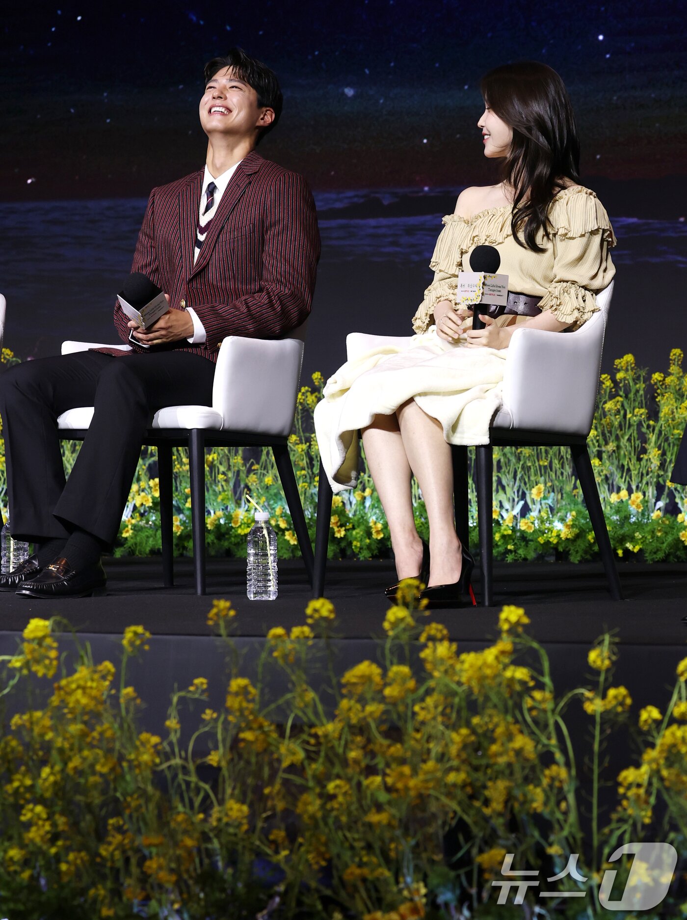 본문 이미지 - 배우 박보검과 아이유&#40;오른쪽&#41;가 5일 서울 영등포구 콘래드 서울 호텔에서 열린 넷플릭스 시리즈 &#39;폭싹 속았수다&#39; 제작발표회에서 미소를 짓고 있다. ⓒ News1 권현진 기자