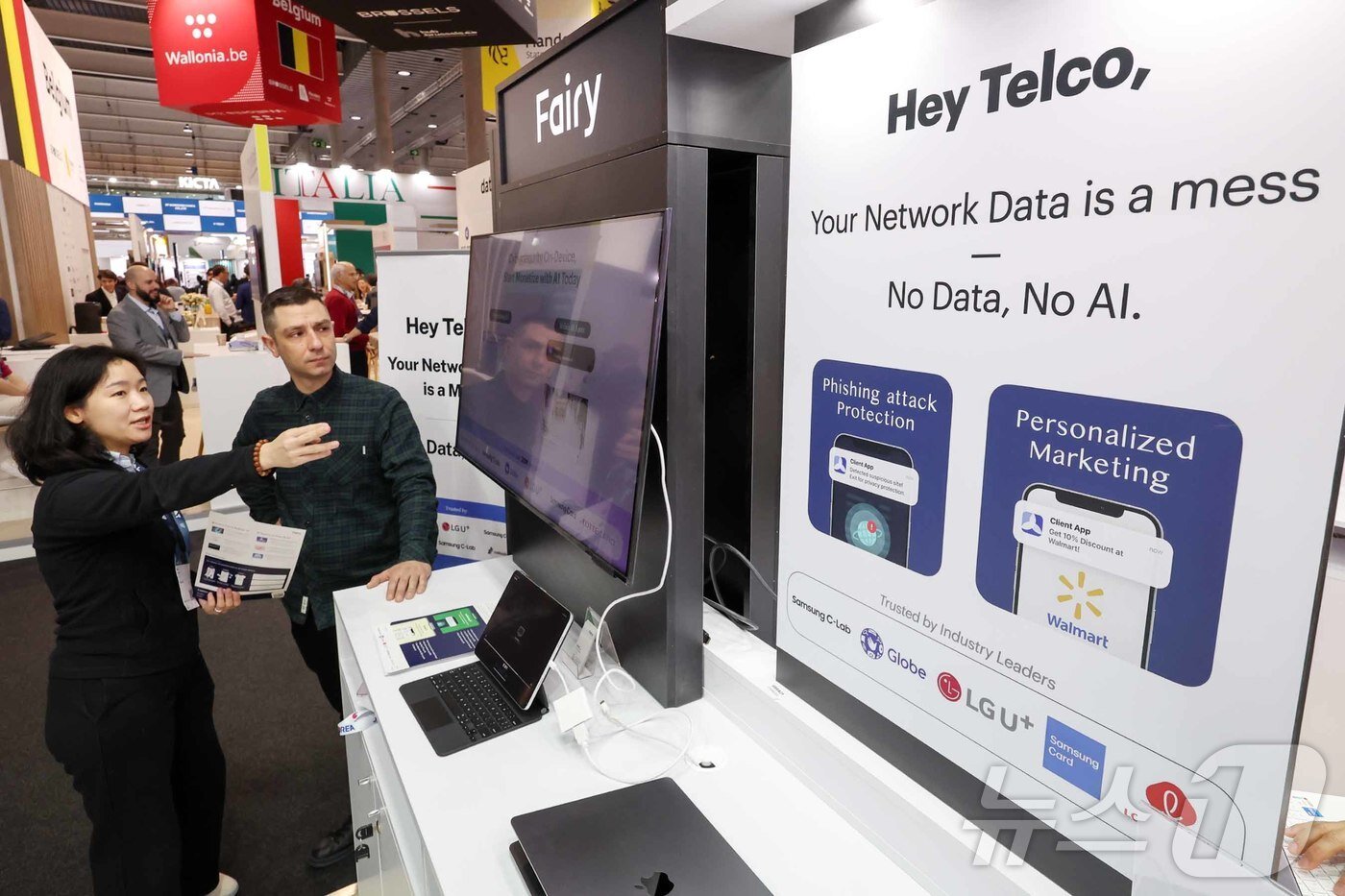 본문 이미지 - 5일(현지시간) 스페인 바르셀로나 피라 그란 비아 전시장에서 열린 '모바일 월드 콩그레스(MWC) 2025'에서 장인선 페어리(fairy) 대표가 관람객에게 설명을 하고 있다. 2025.3.6/뉴스1 ⓒ News1 민경석 기자