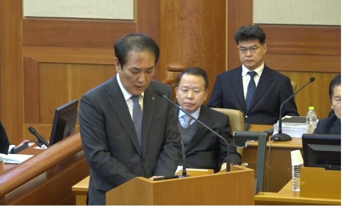 본문 이미지 - 국회를 대리하는 장순욱 변호사가 2월 25일 헌법재판소 대심판정에서 열린 윤석열 대통령 탄핵 심판 11차 변론기일에서 최후 변론을 하고 있다.(헌법재판소 홈페이지 갈무리)2025.3.6/뉴스1