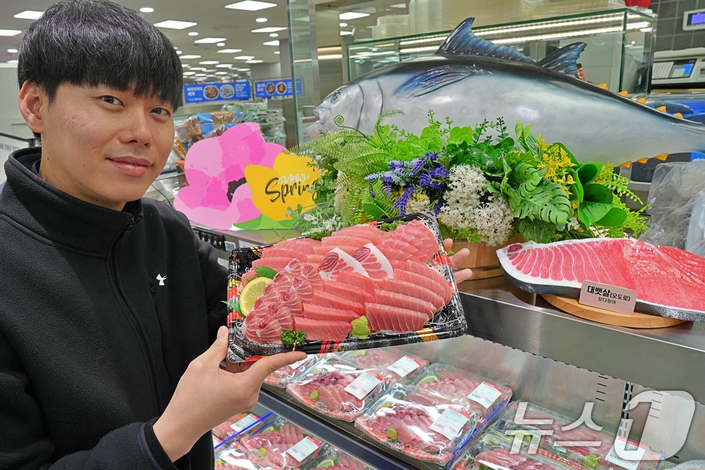 (서울=뉴스1) = 롯데마트는 '참치데이(3월 7일)'를 맞아 오는 12일까지 전 점에서 '참다랑어 모둠회(300g)'를 약 50% 할인판매한다고 6일 밝혔다.롯데마트는 해당 참치 …