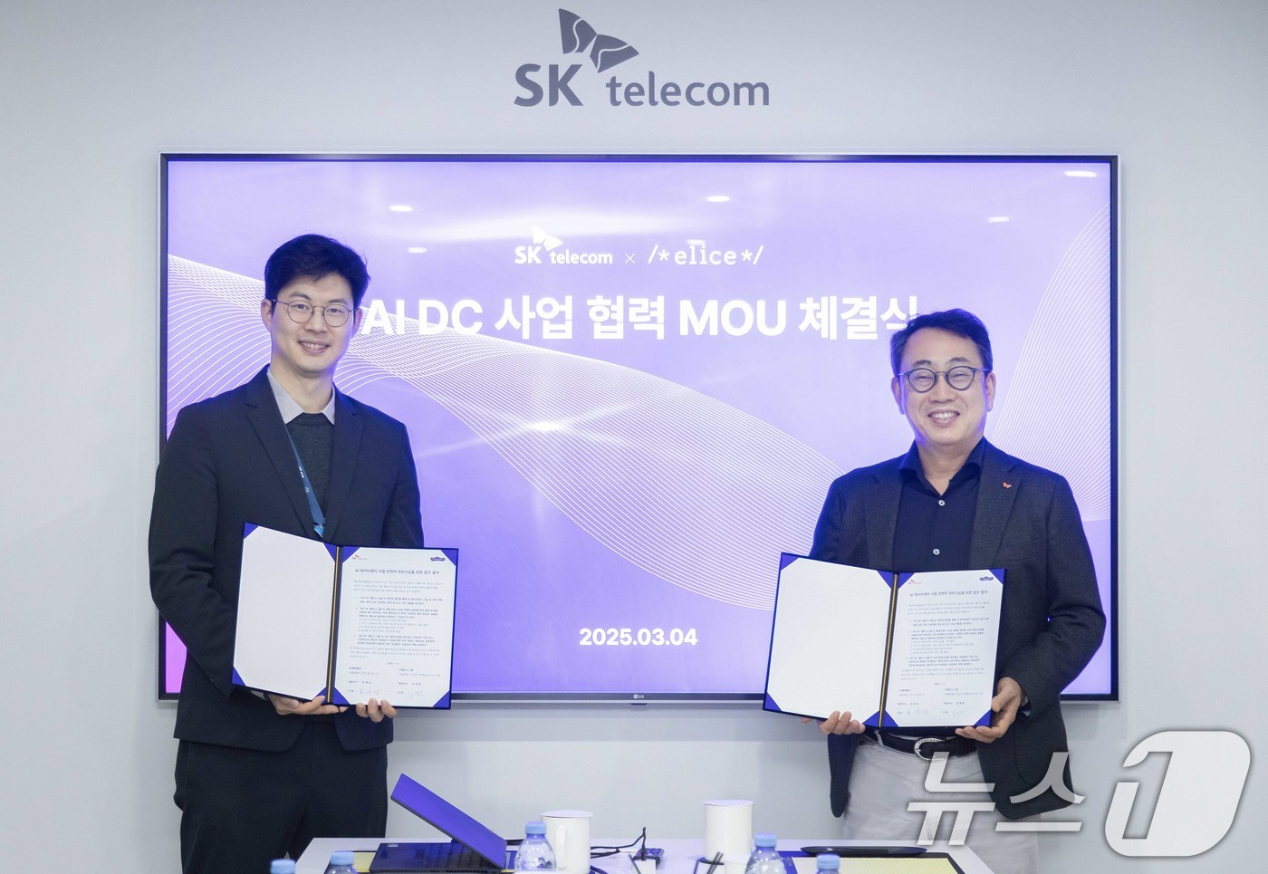 (서울=뉴스1) = 유영상 SK텔레콤 CEO(오른쪽)와 김재원 엘리스그룹 CEO가 4일(현지시간) 스페인 바르셀로나에서 AI 데이터센터 모듈러 분야 협력을 위한 업무협약을 체결하고 …