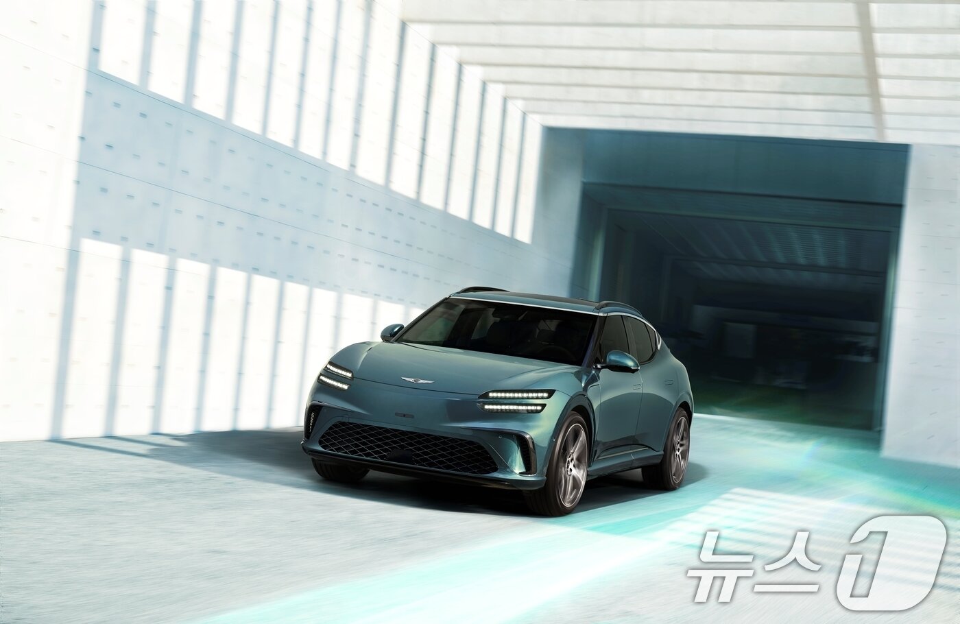 본문 이미지 - 제네시스 브랜드가 6일 ‘GV60 부분변경 모델’의 상세 정보를 공개하고 본격적인 판매를 시작했다. 이번 GV60은 84kWh의 4세대 배터리를 탑재해 1회 충전 시 최대 481km(복합, 스탠다드 2WD 기준)를 주행할 수 있으며, 차세대 스마트 회생 제동 시스템과 다양한 주행 특화 사양을 통해 럭셔리 전기차만의 편안하면서도 역동적인 드라이빙을 즐길 수 있다. (제네시스 제공. 재판매 및 DB 금지) 2025.3.6/뉴스1