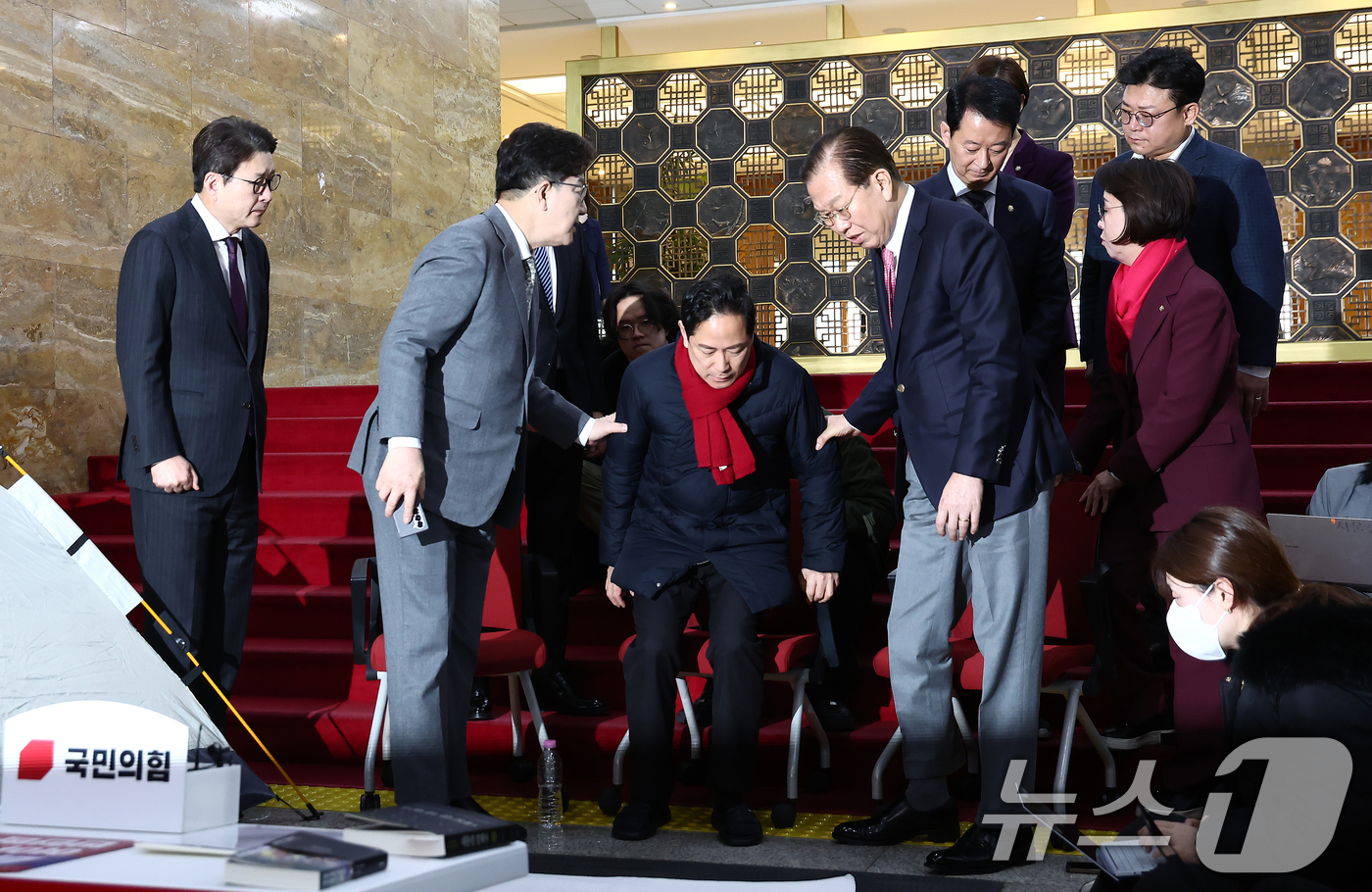 (서울=뉴스1) 김민지 기자 = 국민의힘 권영세 비상대책위원장과 권성동 원내대표가 6일 오전 서울 여의도 국회 로텐더홀에서 마은혁 헌법재판관 후보자 임명을 반대하며 무기한 단식 농 …