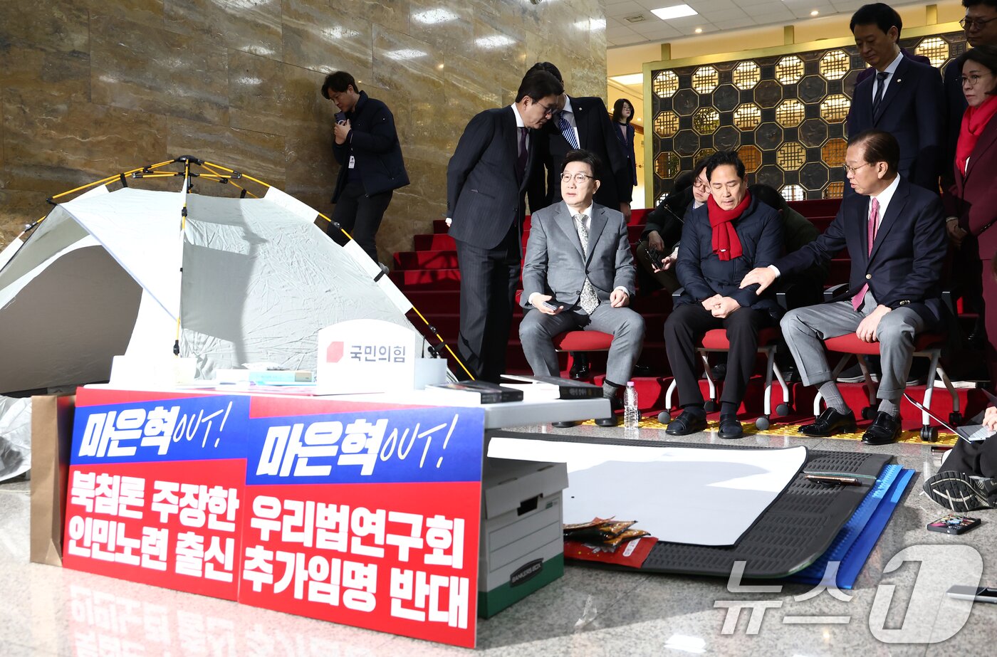 본문 이미지 - 국민의힘 권영세 비상대책위원장과 권성동 원내대표가 6일 오전 서울 여의도 국회 로텐더홀에서 마은혁 헌법재판관 후보자 임명을 반대하며 무기한 단식 농성 중인 박수영 의원을 찾아 대화하고 있다. 2025.3.6/뉴스1 ⓒ News1 김민지 기자