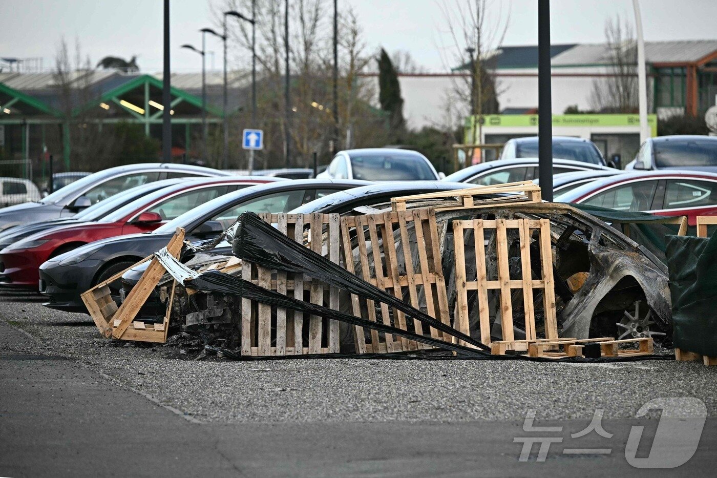 본문 이미지 - 프랑스 남부 플레장스 뒤 투치의 테슬라 매장 주차장에서 테슬라 차량이 공격받는 사건이 벌어졌다. 2025.03.03 ⓒ AFP=뉴스1 ⓒ News1 정지윤 기자