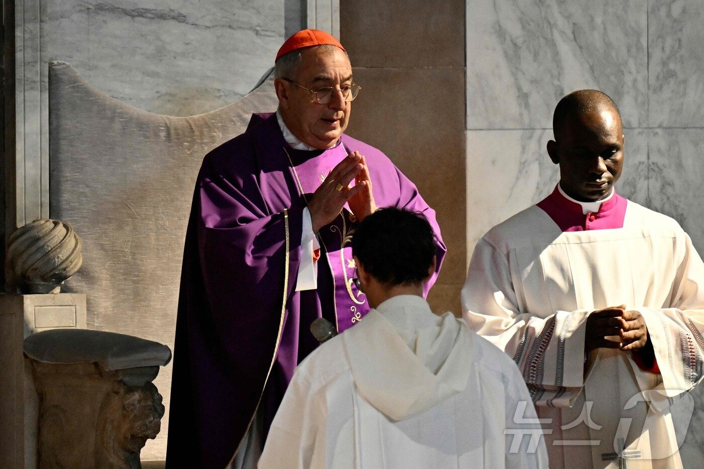 본문 이미지 - 안젤로 데 도나티스 추기경이 2025년 3월 5일 프란치스코 교황을 대신해 로마의 성 사비나 교회에서 미사를 집전하고 있다. ⓒ AFP=뉴스1