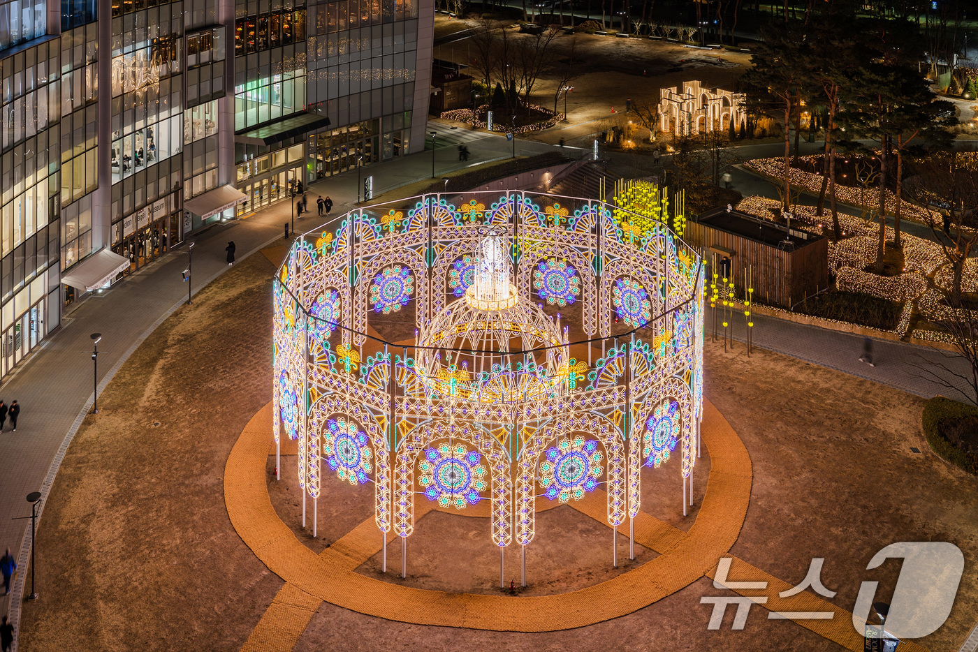 (서울=뉴스1) = 롯데물산이 오는 16일까지 롯데월드타워 아레나 광장에서 루미나리에 '블룸 어게인(BLOOM Again)'을 진행한다고 6일 밝혔다.모든 것이 새롭게 태어나는 봄 …