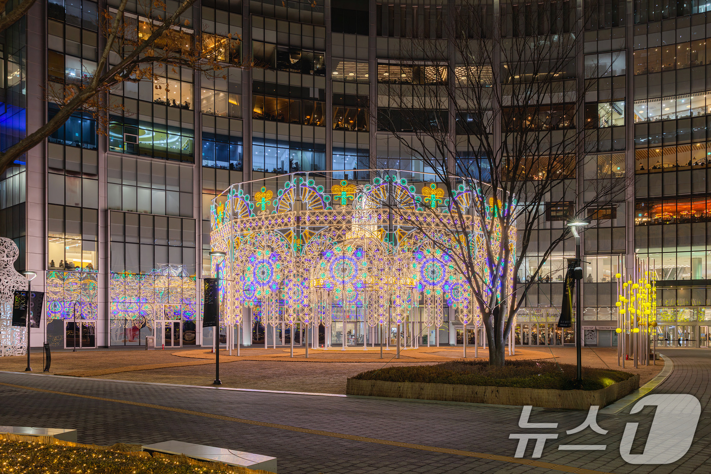 (서울=뉴스1) = 롯데물산이 오는 16일까지 롯데월드타워 아레나 광장에서 루미나리에 '블룸 어게인(BLOOM Again)'을 진행한다고 6일 밝혔다.모든 것이 새롭게 태어나는 봄 …