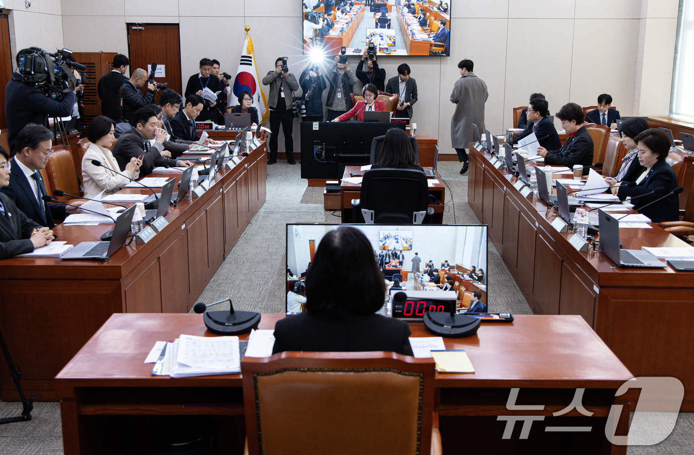 (서울=뉴스1) 이재명 기자 = 이인선 국회 여성가족위원회 위원장이 6일 오전 서울 여의도 국회에서 열린 제423회 국회(임시회) 여성가족위원회 제1차 전체회의에서 의사봉을 두드리 …