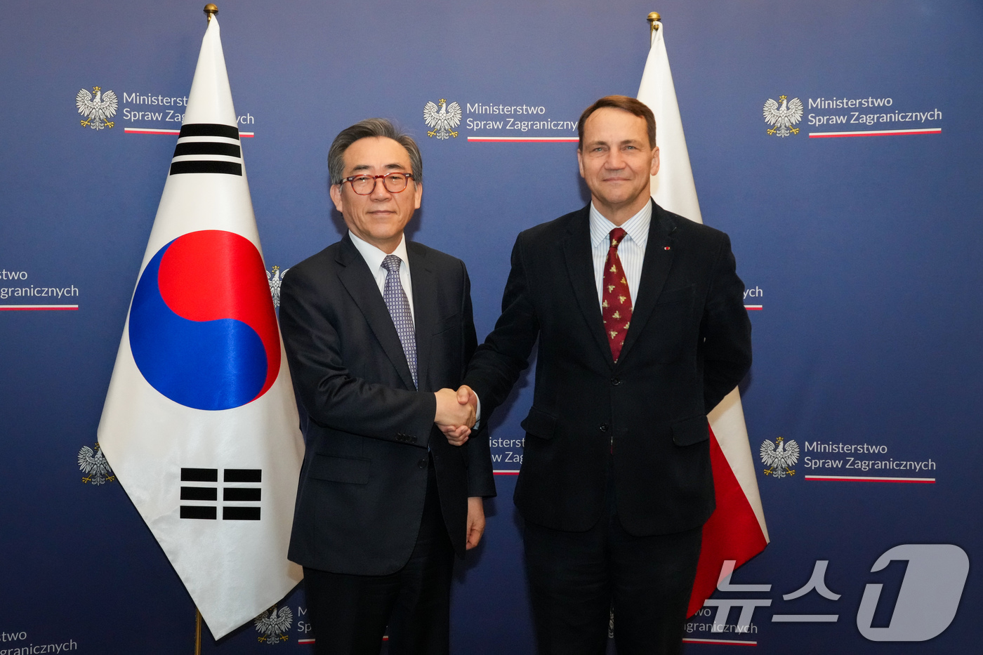 (서울=뉴스1) = 폴란드를 공식방문 중인 조태열 외교부 장관이 5일(현지시간) 폴란드 바르샤바에서 라도스와프 시코르스키 폴란드 외교장관과 한-폴란드 외교장관회담 전 악수하고 있다 …