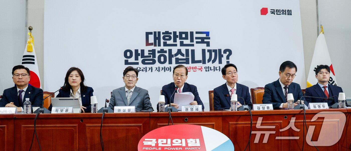 본문 이미지 - 권영세 국민의힘 비상대책위원장이 6일 오전 서울 여의도 국회에서 열린 비상대책위원회의에 참석해 모두 발언하고 있다. 2025.3.6/뉴스1 ⓒ News1 안은나 기자
