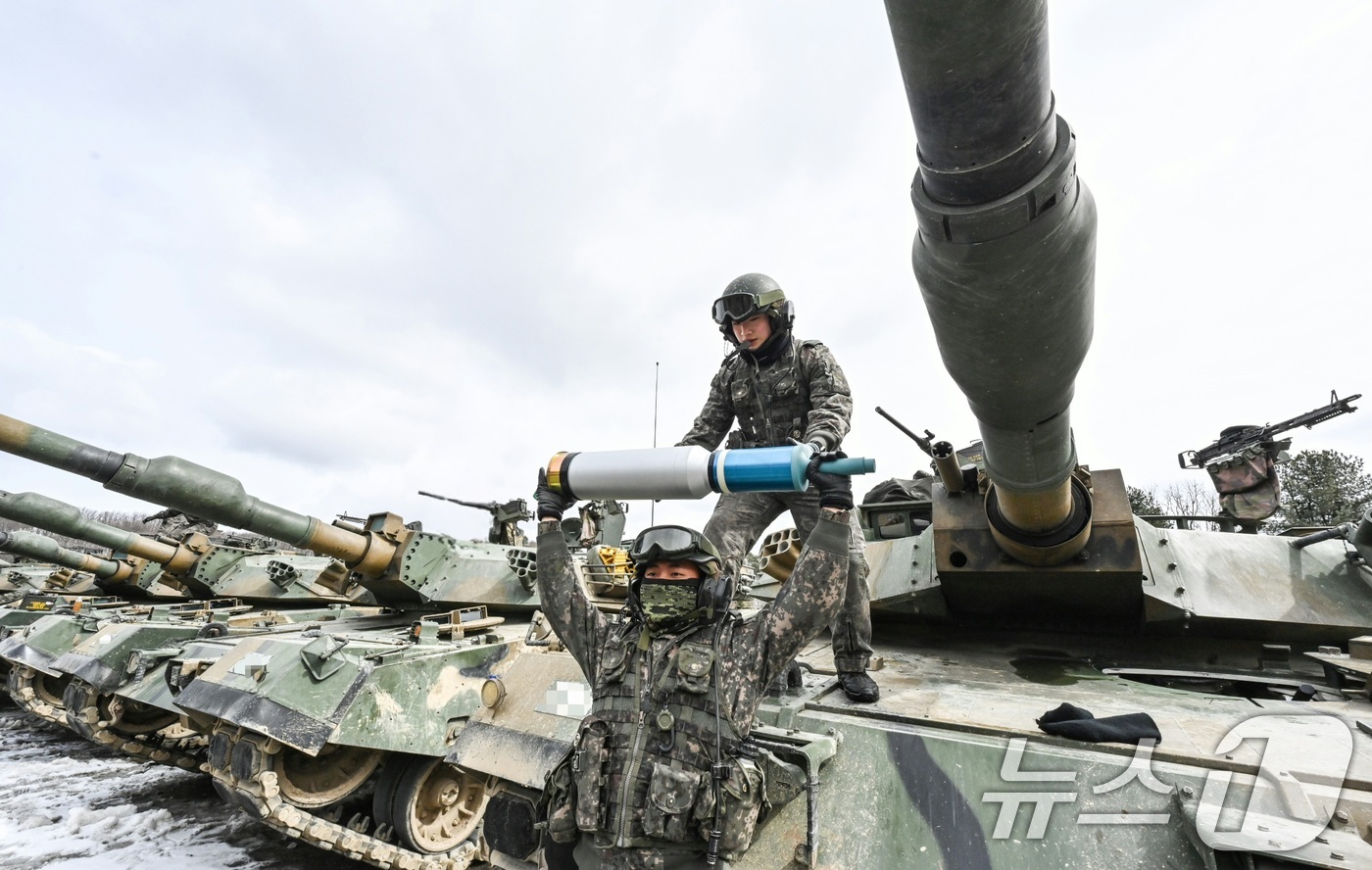 (서울=뉴스1) = 육군 수도기계화보병사단 전차대대TF 장병들이 6일 경기도 포천시 승진과학화훈련장에서 열린 올해 첫 '한미 연합합동 통합화력 실사격 훈련'에서  K1A2전차의 포 …