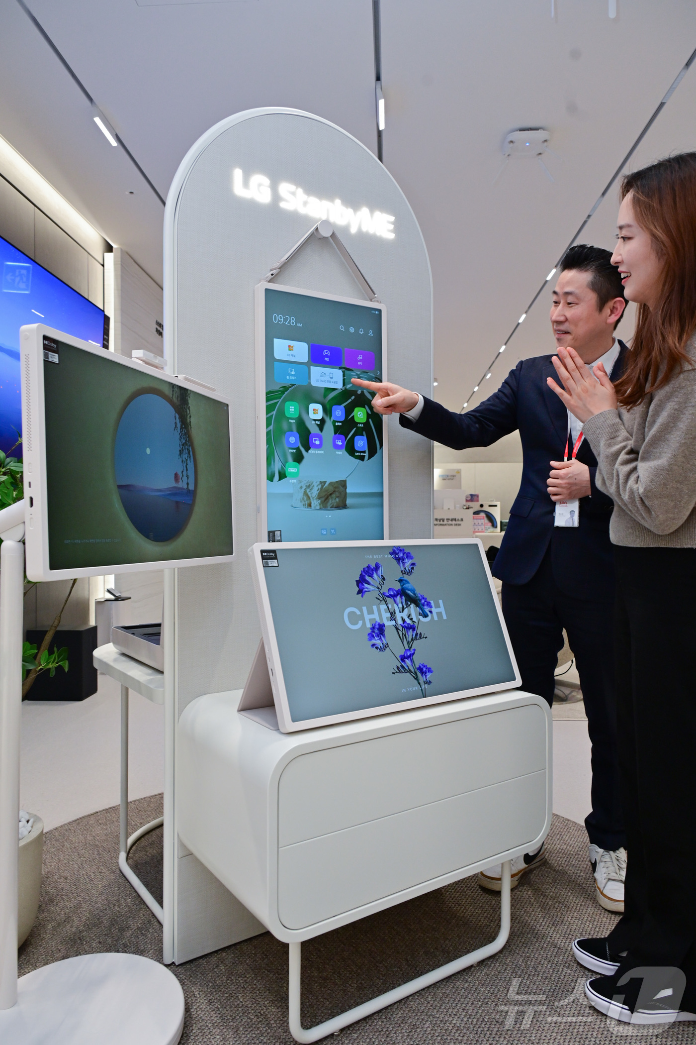 (서울=뉴스1) = LG전자는 스탠바이미 2를 오프라인에서 만나볼 수 있도록 전국 LG전자 베스트샵에 순차 전시한다고 6일 밝혔다.LG전자 베스트샵에서 모델들이스탠바이미 2의 다양 …