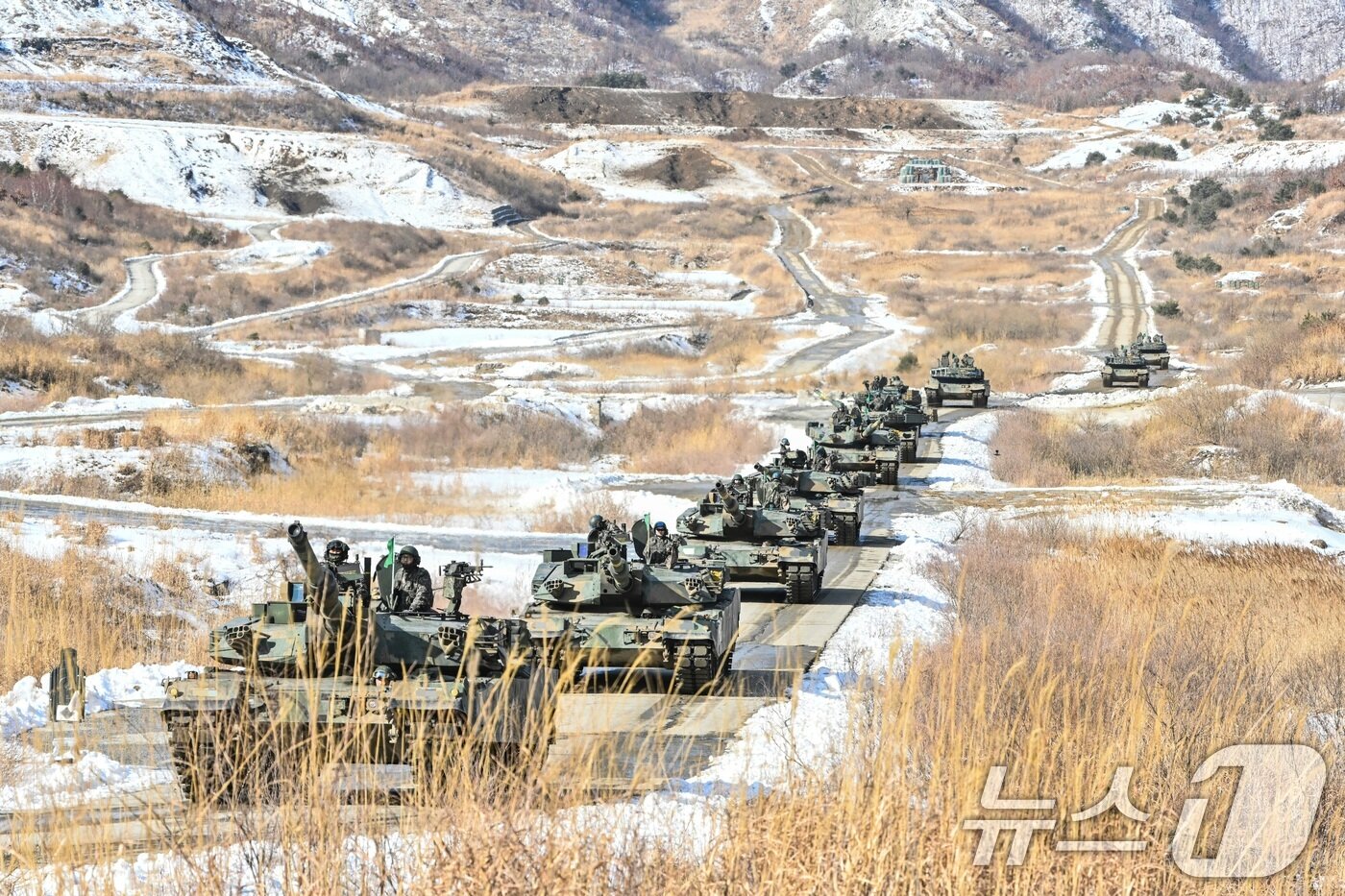 본문 이미지 - 육군 수도기계화보병사단 전차대대TF가 6일 경기도 포천시 승진과학화훈련장에서 열린 올해 첫 &#39;한미 연합합동 통합화력 실사격 훈련&#39;에서 공격개시선을 통과하며 본격적인 전투에 돌입하고 있다. &#40;육군 제공. 재판매 및 DB 금지&#41; 2025.3.6/뉴스1