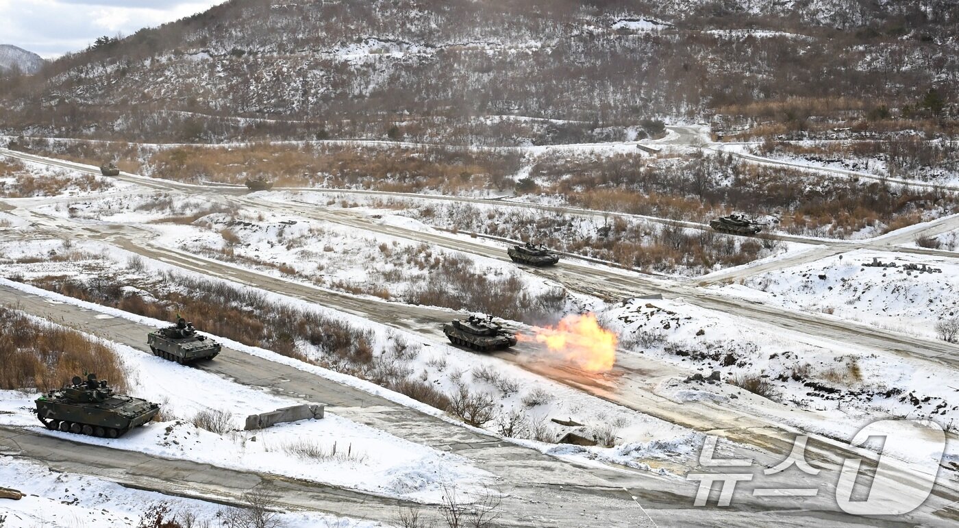 본문 이미지 - 육군 수도기계화보병사단 전차대대TF K21보병전투장갑차와 K1A2전차가 6일 경기도 포천시 승진과학화훈련장에서 열린 올해 첫 &#39;한미 연합합동 통합화력 실사격 훈련&#39;에서 복합장애물지대 인근의 적을 격멸하고 있다. &#40;육군 제공. 재판매 및 DB 금지&#41; 2025.3.6/뉴스1