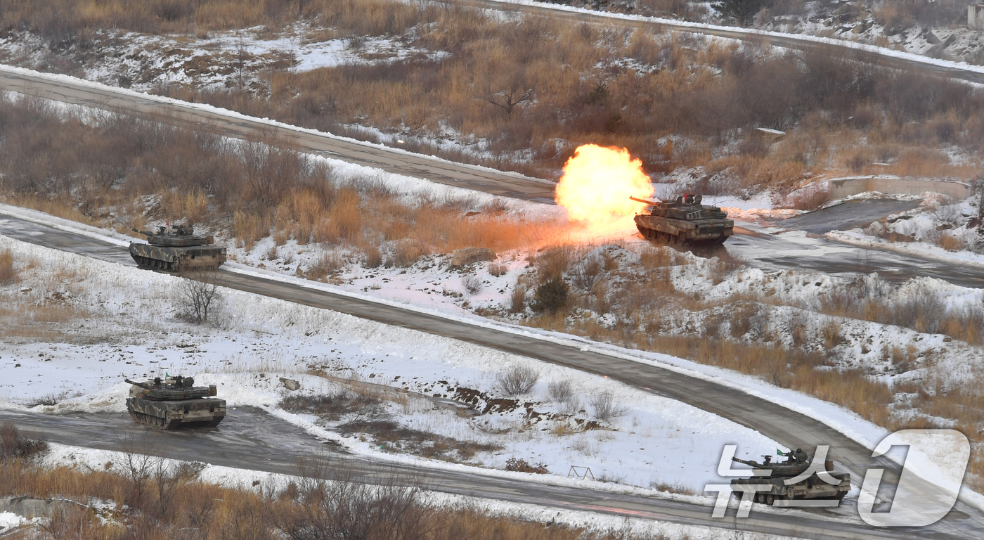 (서울=뉴스1) = 6일 경기도 포천시 승진과학화훈련장에서 열린 올해 첫 '한미 연합합동 통합화력 실사격 훈련'에서 장애물지대에 통로가 개척되자, 후속 전차와 장갑차들이 초월공격을 …