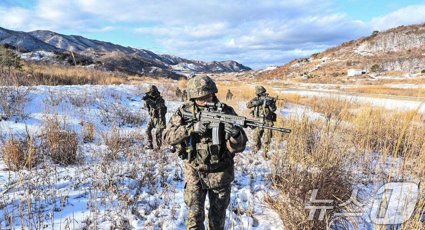 (서울=뉴스1) = 육군 수도기계화보병사단 전차대대TF 장병들이 6일 경기도 포천시 승진과학화훈련장에서 열린 올해 첫 '한미 연합합동 통합화력 실사격 훈련'에서 장갑차에서 하차해 …