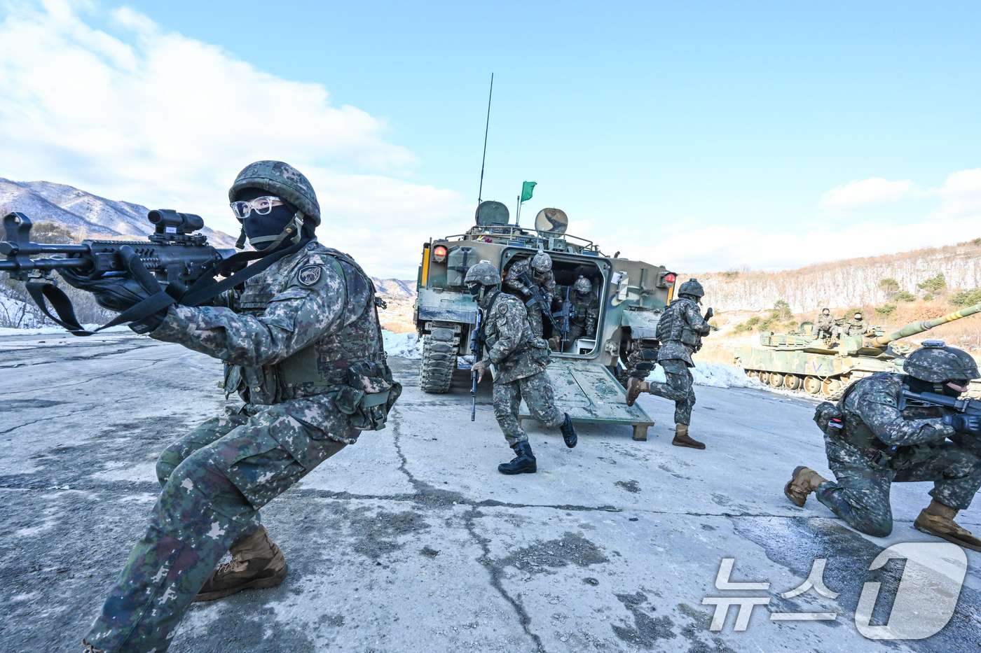 (서울=뉴스1) = 육군 수도기계화보병사단 전차대대TF 장병들이 6일 경기도 포천시 승진과학화훈련장에서 열린 올해 첫 '한미 연합합동 통합화력 실사격 훈련'에서 장갑차에서 하차해 …