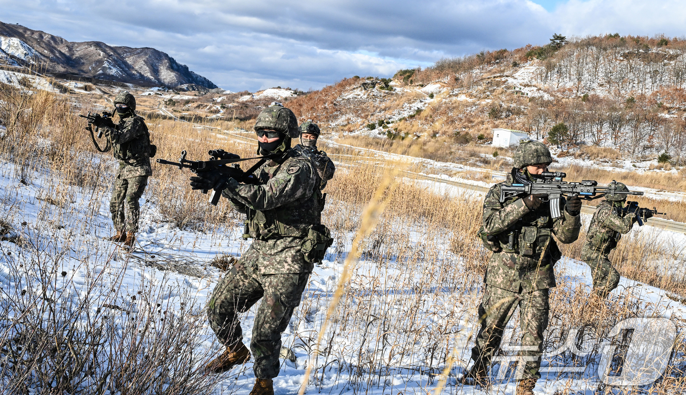 (서울=뉴스1) = 육군 수도기계화보병사단 전차대대TF 장병들이 6일 경기도 포천시 승진과학화훈련장에서 열린 올해 첫 '한미 연합합동 통합화력 실사격 훈련'에서 장갑차에서 하차해 …