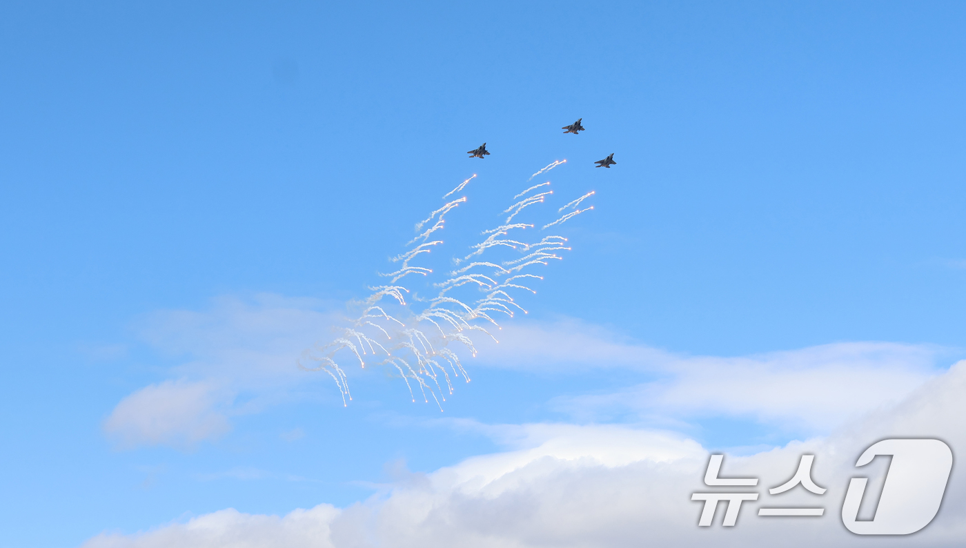 (서울=뉴스1) = 공군의 F-15K가 6일 경기도 포천시 승진과학화훈련장에서 열린 올해 첫 '한미 연합합동 통합화력 실사격 훈련'에서 장갑차에서 적군에 MK-84 공대지폭탄을 투 …