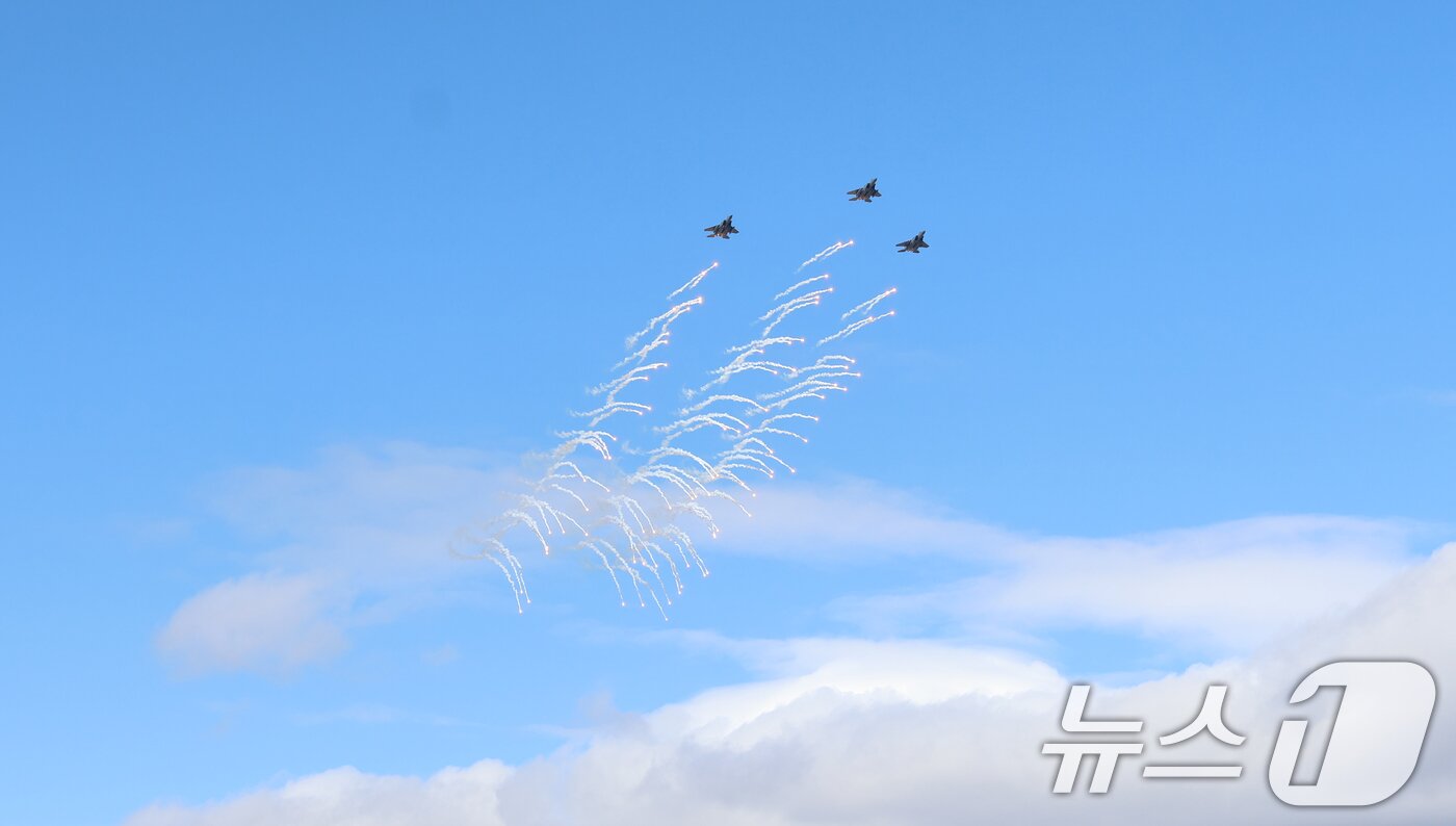 본문 이미지 - 공군의 F-15K가 6일 경기도 포천시 승진과학화훈련장에서 열린 올해 첫 &#39;한미 연합합동 통합화력 실사격 훈련&#39;에서 장갑차에서 적군에 MK-84 공대지폭탄을 투하한 후 플레어를 활용하며 위험지역을 이탈하고 있다. &#40;육군 제공. 재판매 및 DB 금지&#41; 2025.3.6/뉴스1