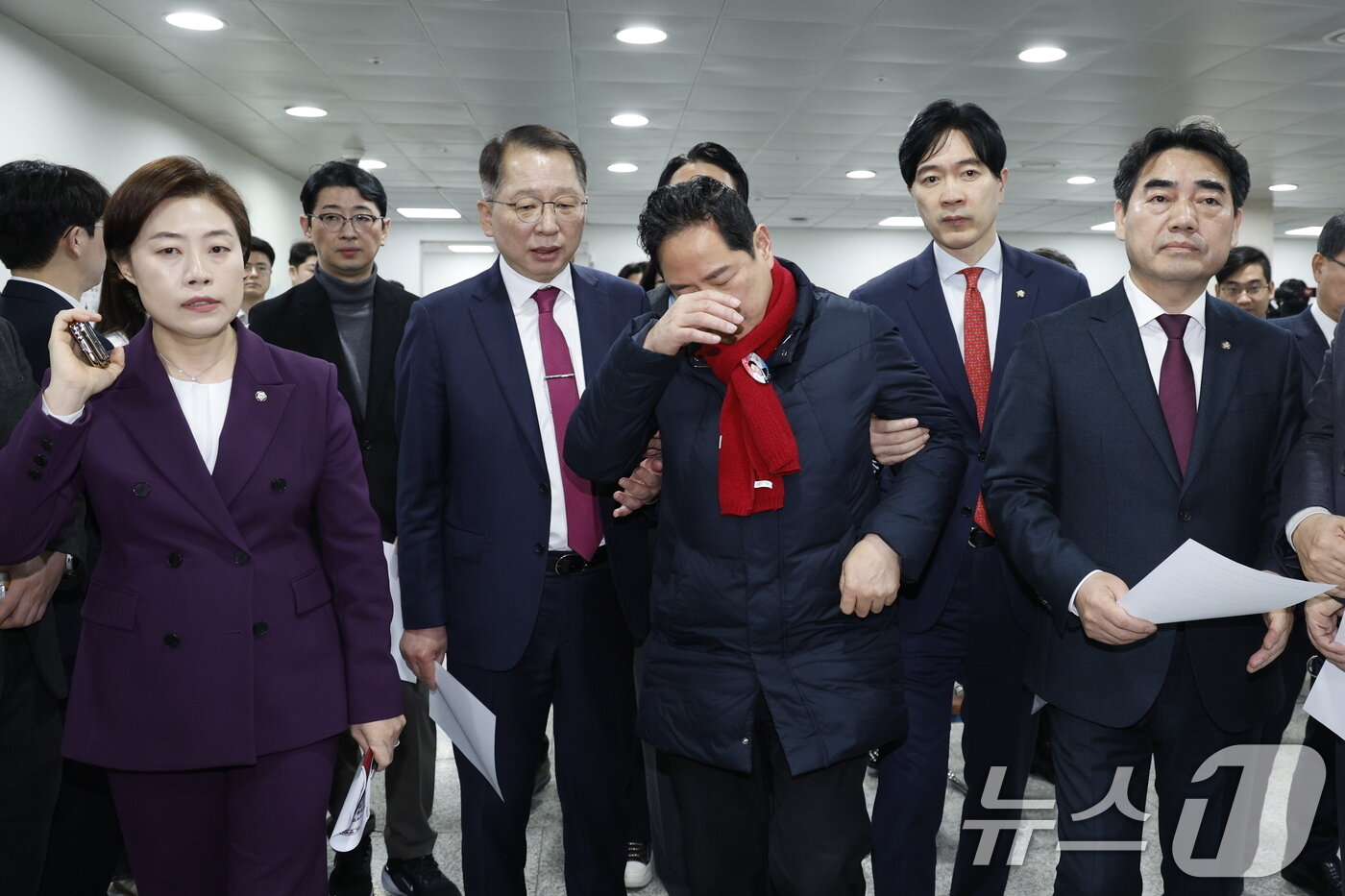 본문 이미지 - 단식 5일째에 돌입한 박수영 국민의힘 의원이 6일 서울 여의도 국회 소통관에서 부산 지역 동료 의원들과 이재명 더불어민주당 대표의 부산 방문 관련 기자회견을 하기 위해 이동하고 있다. 2025.3.6/뉴스1 ⓒ News1 안은나 기자