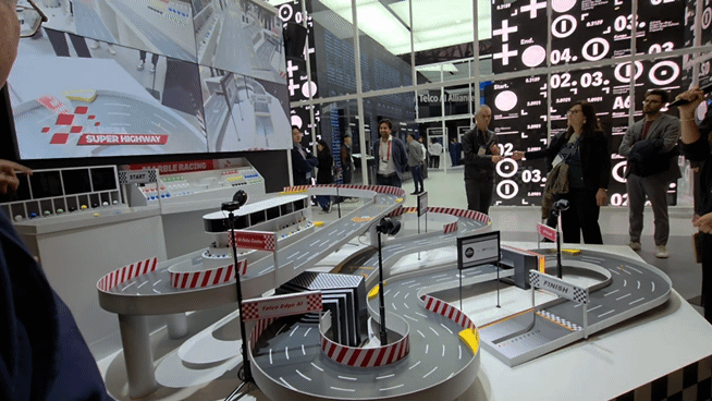 본문 이미지 -  SKT 전시관 앞 'AI 슈퍼인프라 하이웨이' 체험