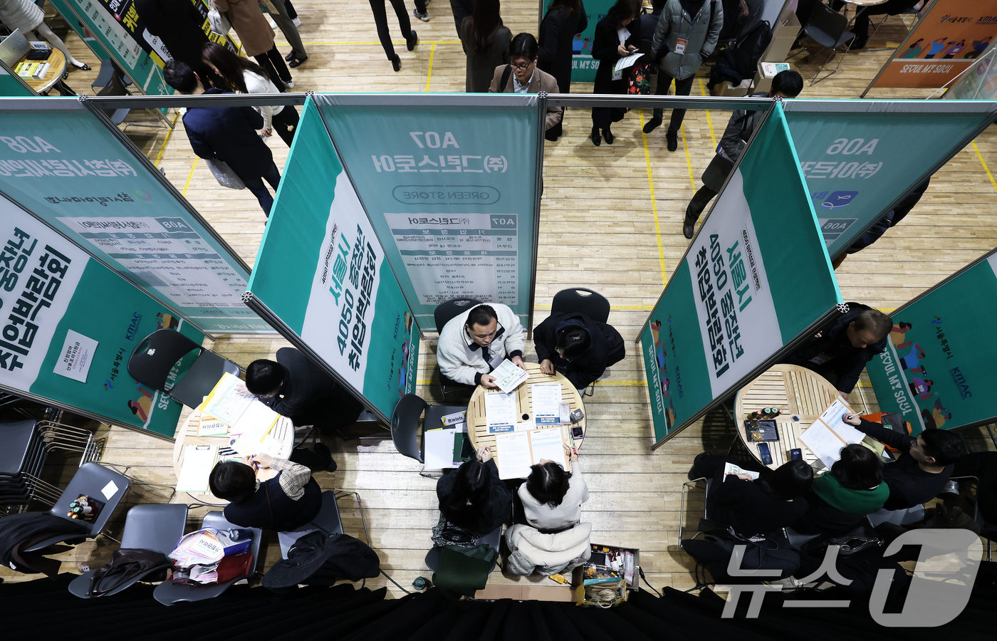 (서울=뉴스1) 오대일 기자 = 6일 오전 서울시청 다목적홀에서 열린 '2025 서울시 4050 중장년 취업박람회'에서 구직자들이 채용 상담을 받고 있다.이번 일자리 박람회에는 중 …