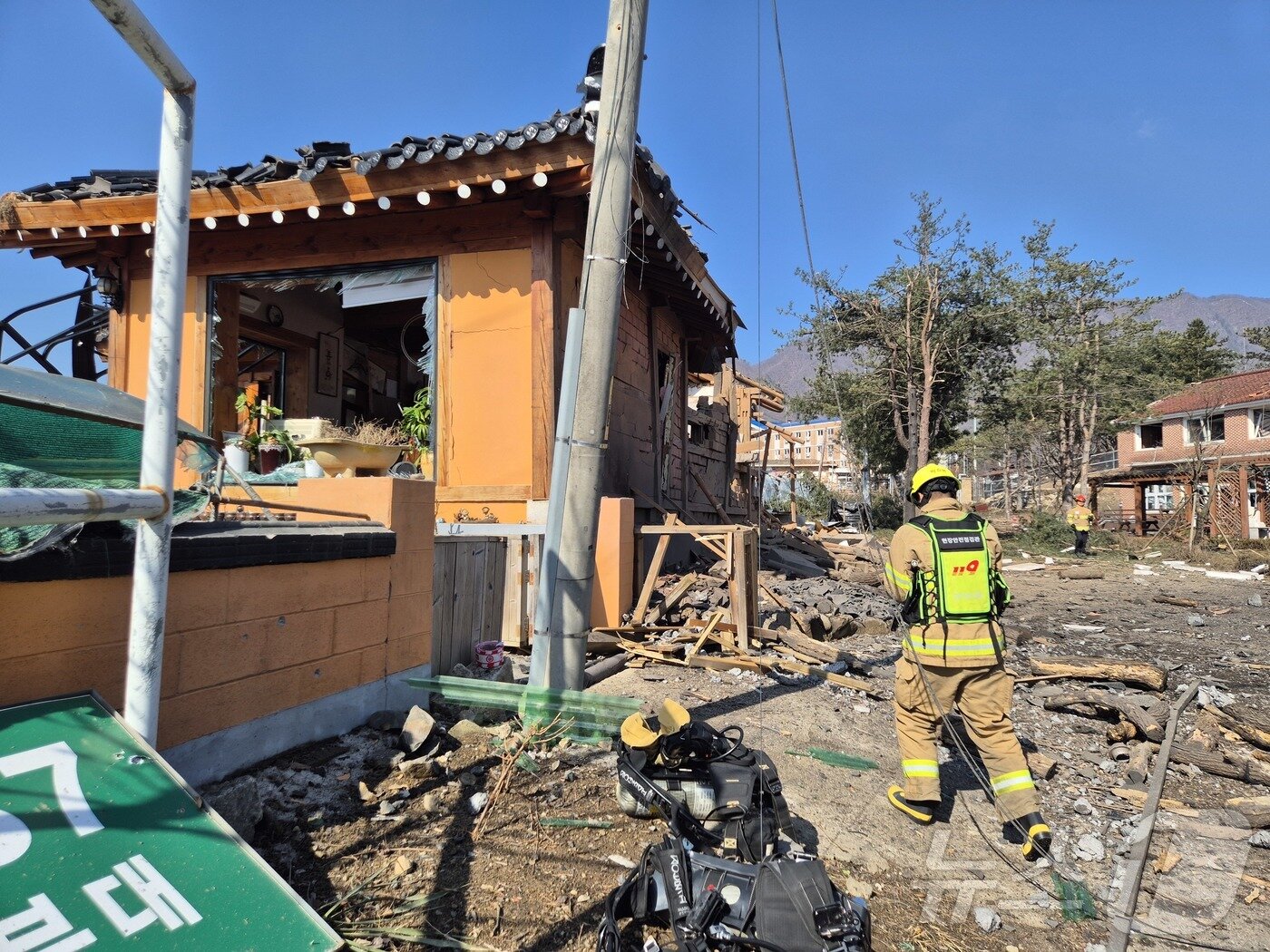 본문 이미지 - 한미연합훈련이 진행된 6일 오전 10시 5분께 경기 포천시 이동면 노곡리 민가에 군이 발사한 폭탄이 추락해 인명 피해가 발생했다. (독자 제공. 재판매 및 DB 금지) 2025.3.6/뉴스1 ⓒ News1 김기현 기자