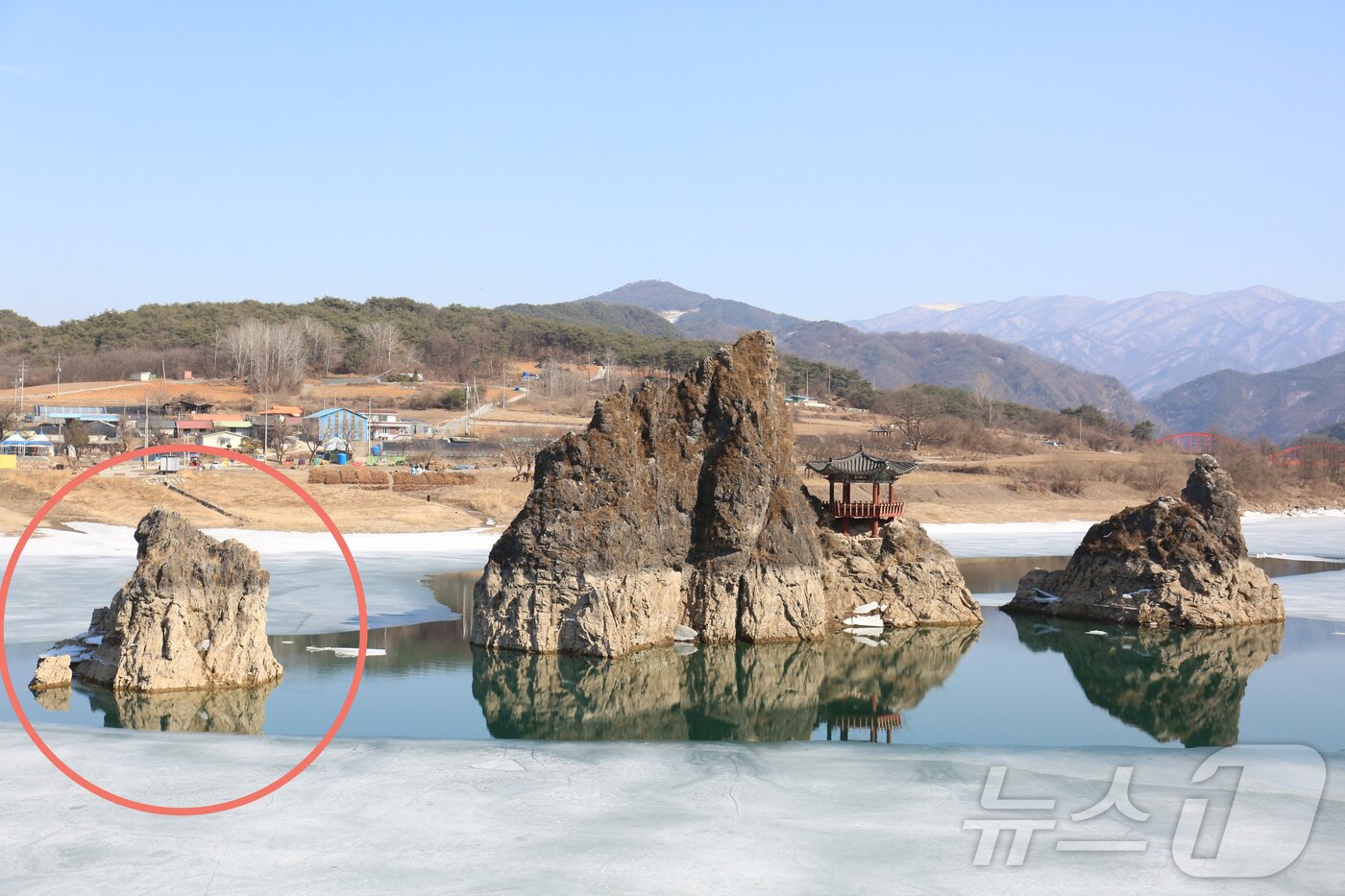 본문 이미지 - 충북 관광의 심장부인 단양 도담삼봉 중 가장 작은 봉우리의 물 속에서 '풍화작용(빨간 원)'이 나타나고 있다는 주장이 제기됐다. 2025.3.6./뉴스1 ⓒ News1 손도언 기자 