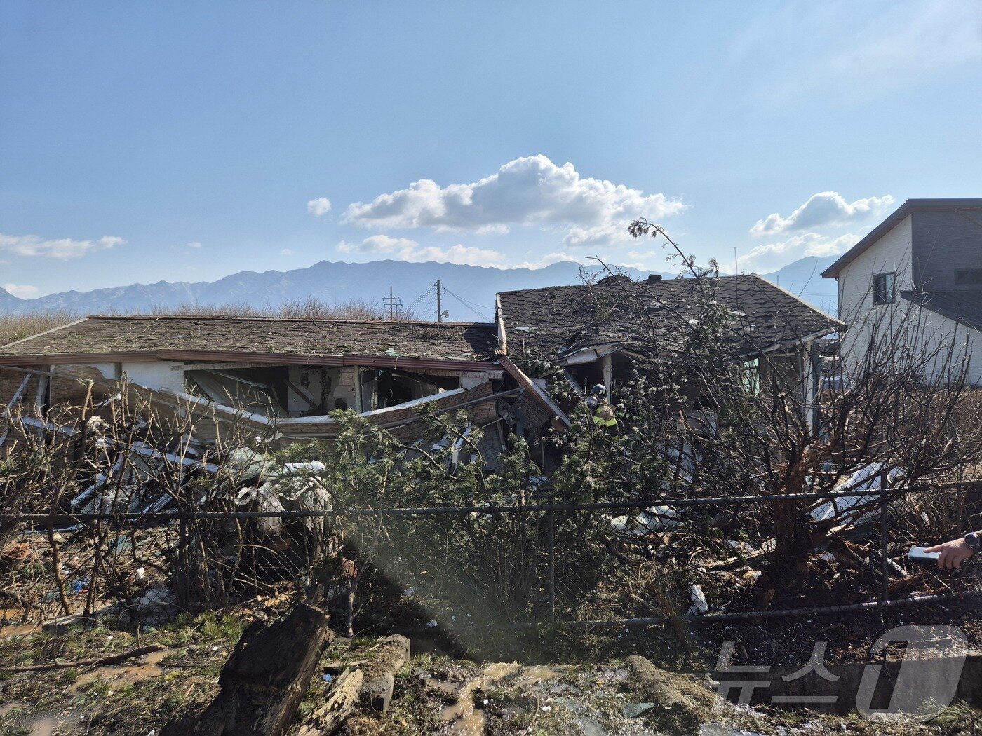 본문 이미지 - 한미연합훈련이 진행된 6일 오전 10시 5분께 경기 포천시 이동면 노곡리 민가에 군이 발사한 폭탄이 추락해 인명 피해가 발생했다. (독자 제공. 재판매 및 DB 금지) 2025.3.6/뉴스1 ⓒ News1 김기현 기자