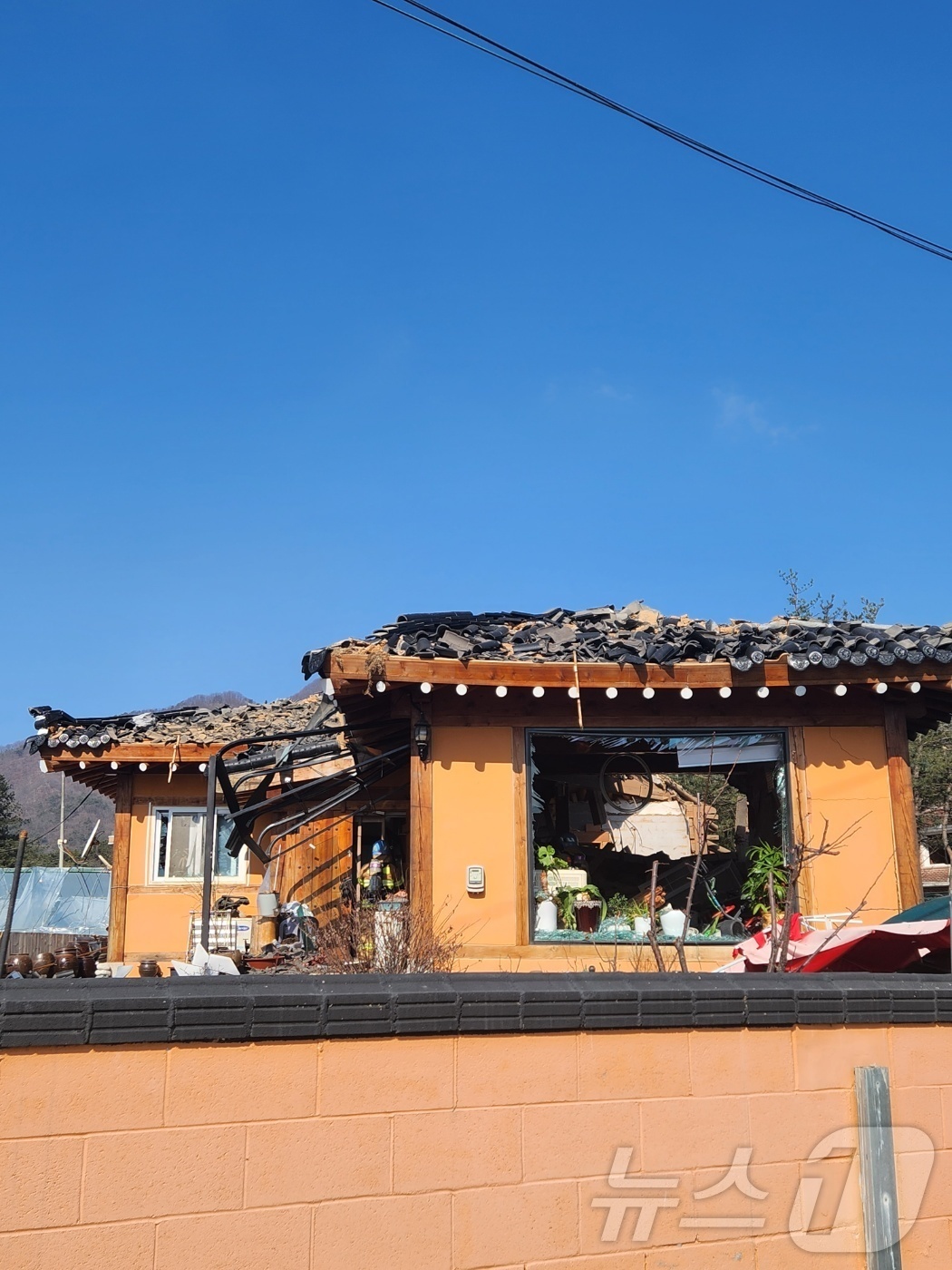 (포천=뉴스1) 김기현 기자 = 한미연합훈련이 진행된 6일 오전 10시 5분께 경기 포천시 이동면 노곡리 민가에 군이 발사한 폭탄이 추락해 인명 피해가 발생했다. 이 사고로 현재까 …