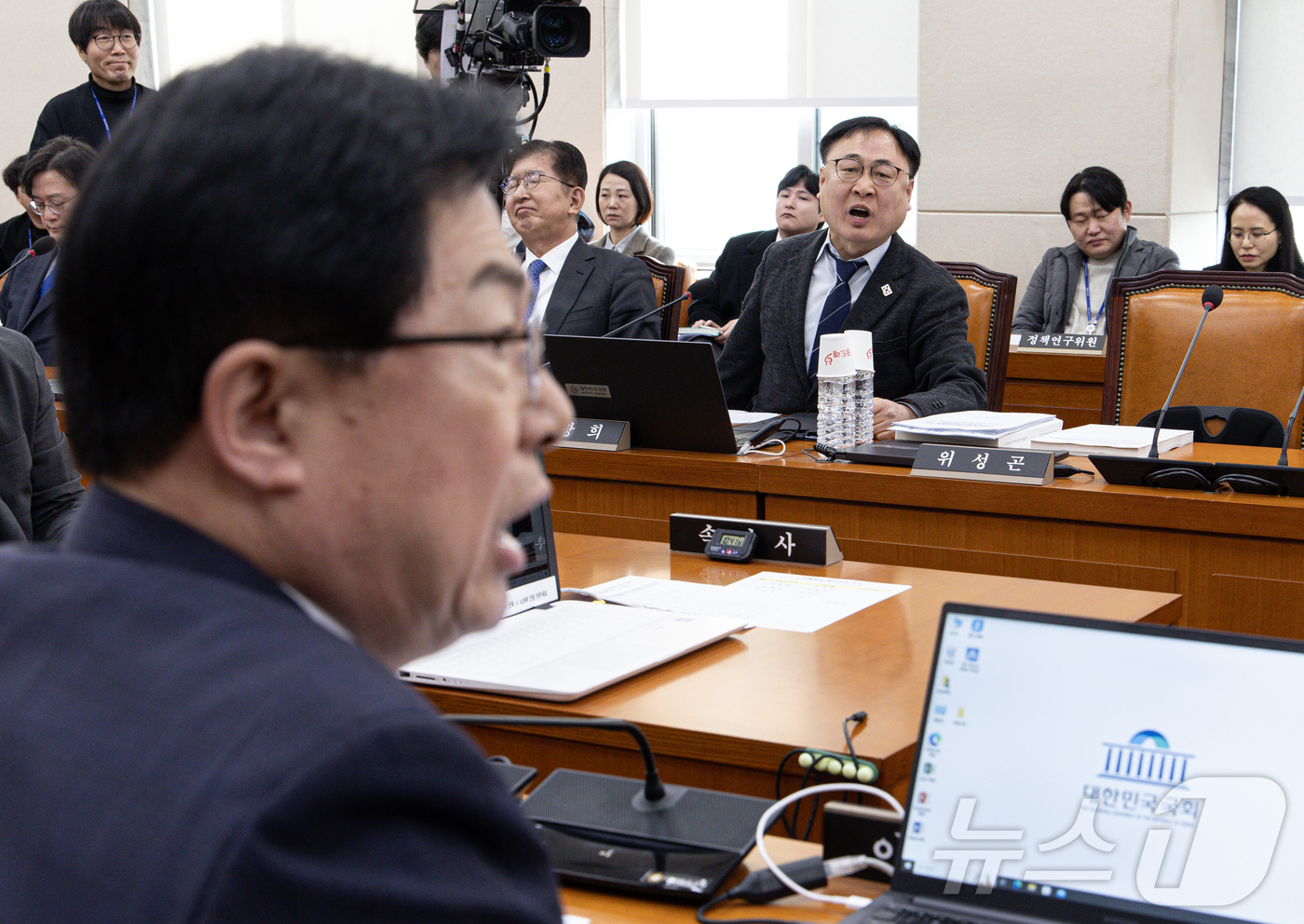 (서울=뉴스1) 이재명 기자 = 이만희 국민의힘 의원과 이광희 더불어민주당 의원이 6일 오전 서울 여의도 국회 행정안전위원회에서 열린 김대웅 중앙선거관리위원회 위원 후보자 인사청문 …