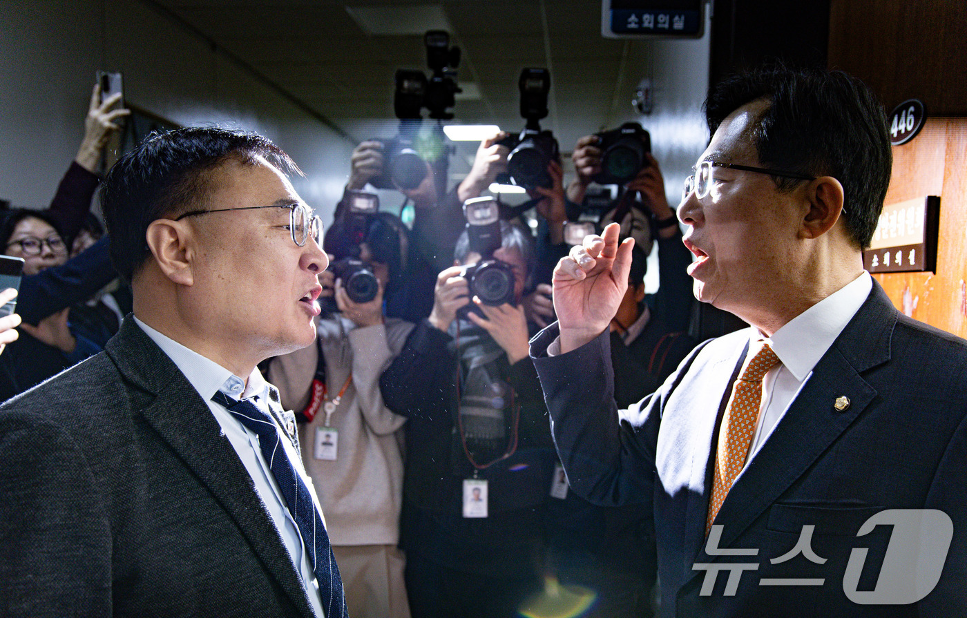 (서울=뉴스1) 이재명 기자 = 이만희 국민의힘 의원과 이광희 더불어민주당 의원이 6일 오전 서울 여의도 국회 행정안전위원회에서 열린 김대웅 중앙선거관리위원회 위원 후보자 인사청문 …