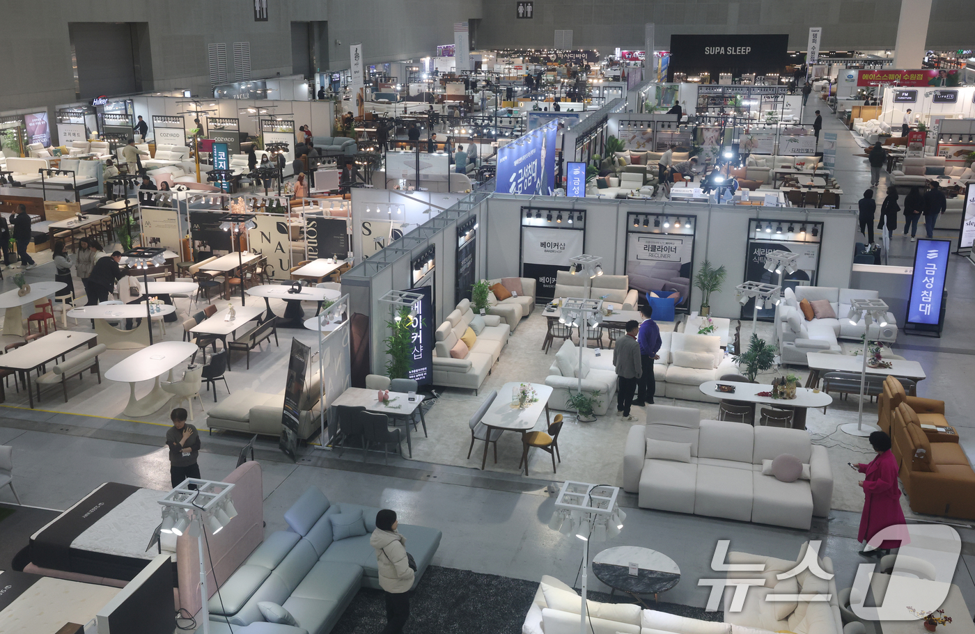 (수원=뉴스1) 김영운 기자 = 6일 경기 수원시 영통구 수원컨벤션센터에서 열린 '2025 수원가구박람회'를 찾은 시민들이 다양한 가구를 둘러보고 있다.