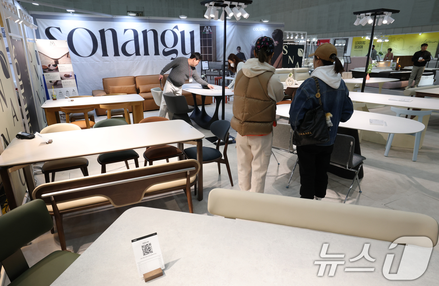 (수원=뉴스1) 김영운 기자 = 6일 경기 수원시 영통구 수원컨벤션센터에서 열린 '2025 수원가구박람회'를 찾은 시민들이 다양한 가구를 둘러보고 있다.