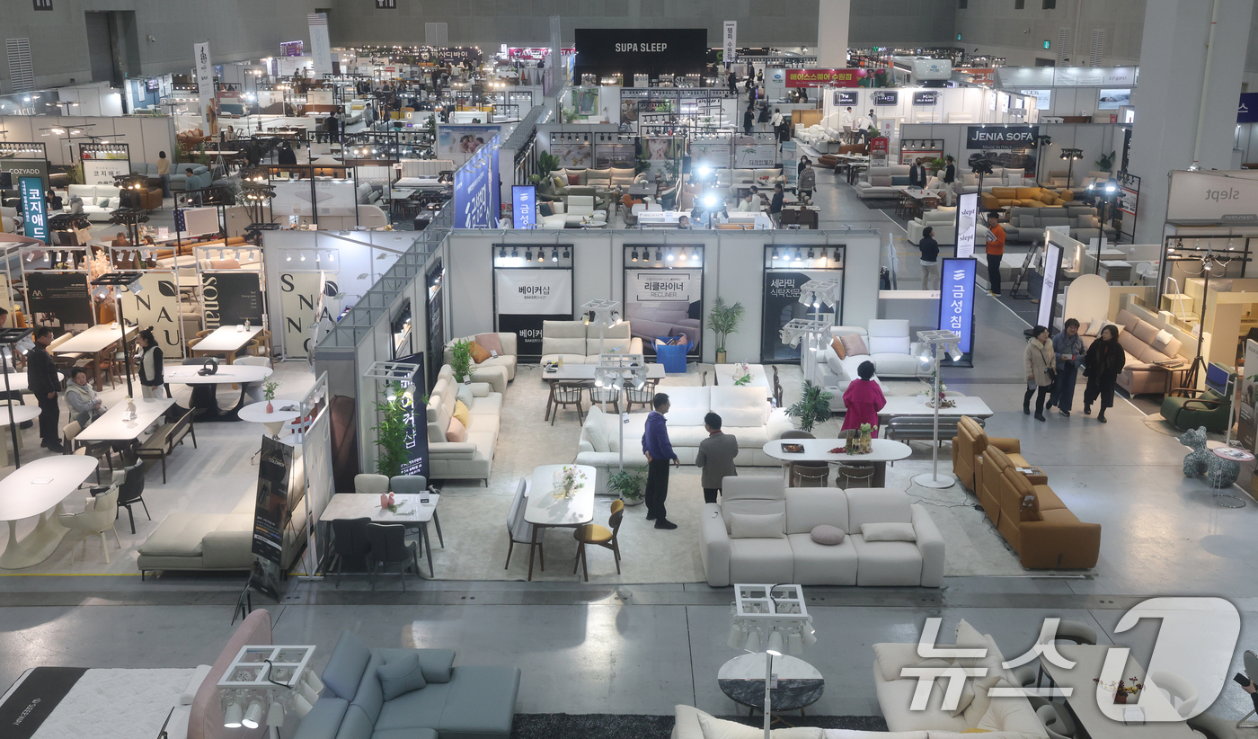 (수원=뉴스1) 김영운 기자 = 6일 경기 수원시 영통구 수원컨벤션센터에서 열린 '2025 수원가구박람회'를 찾은 시민들이 다양한 가구를 둘러보고 있다.
