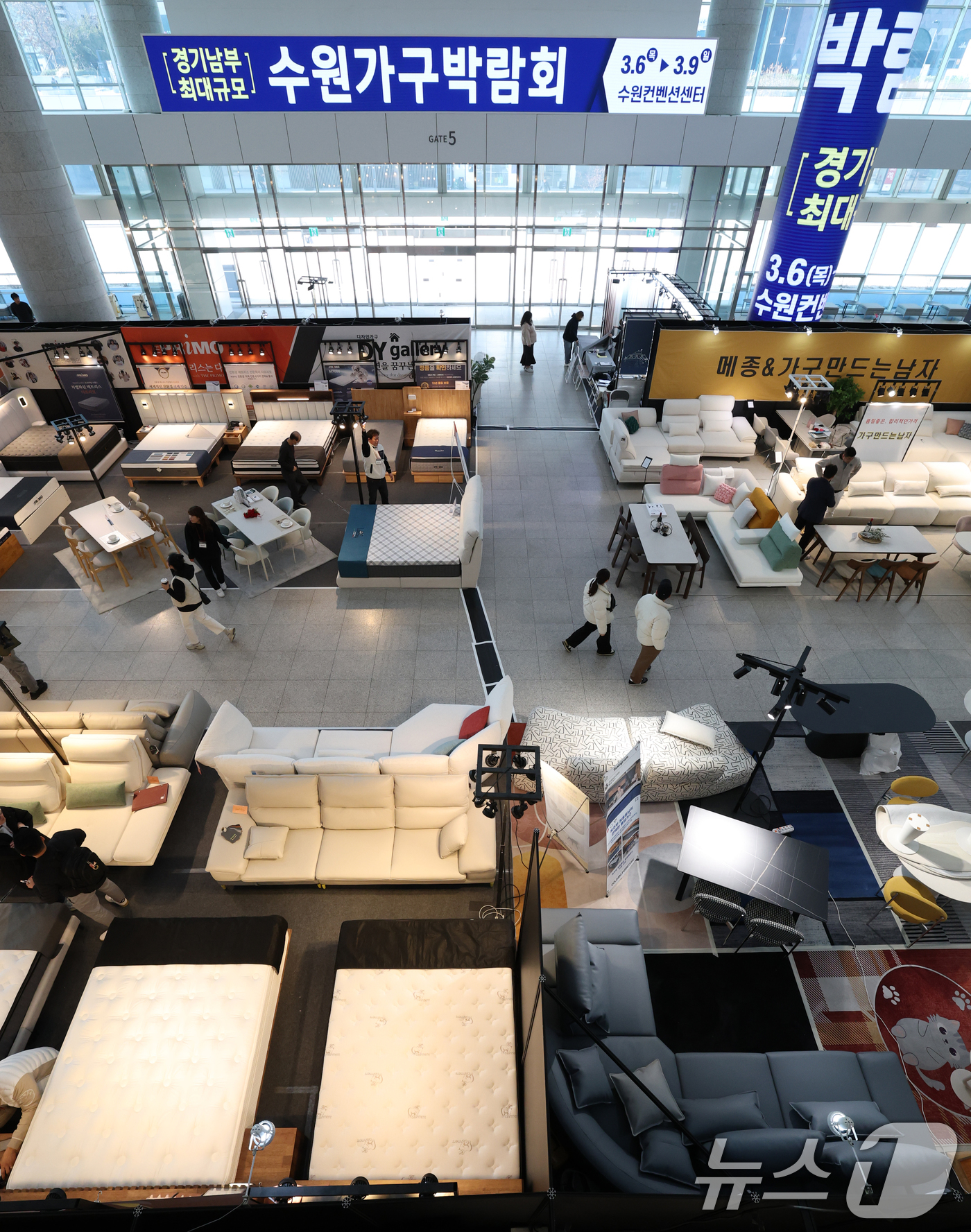 (수원=뉴스1) 김영운 기자 = 6일 경기 수원시 영통구 수원컨벤션센터에서 열린 '2025 수원가구박람회'를 찾은 시민들이 다양한 가구를 둘러보고 있다.