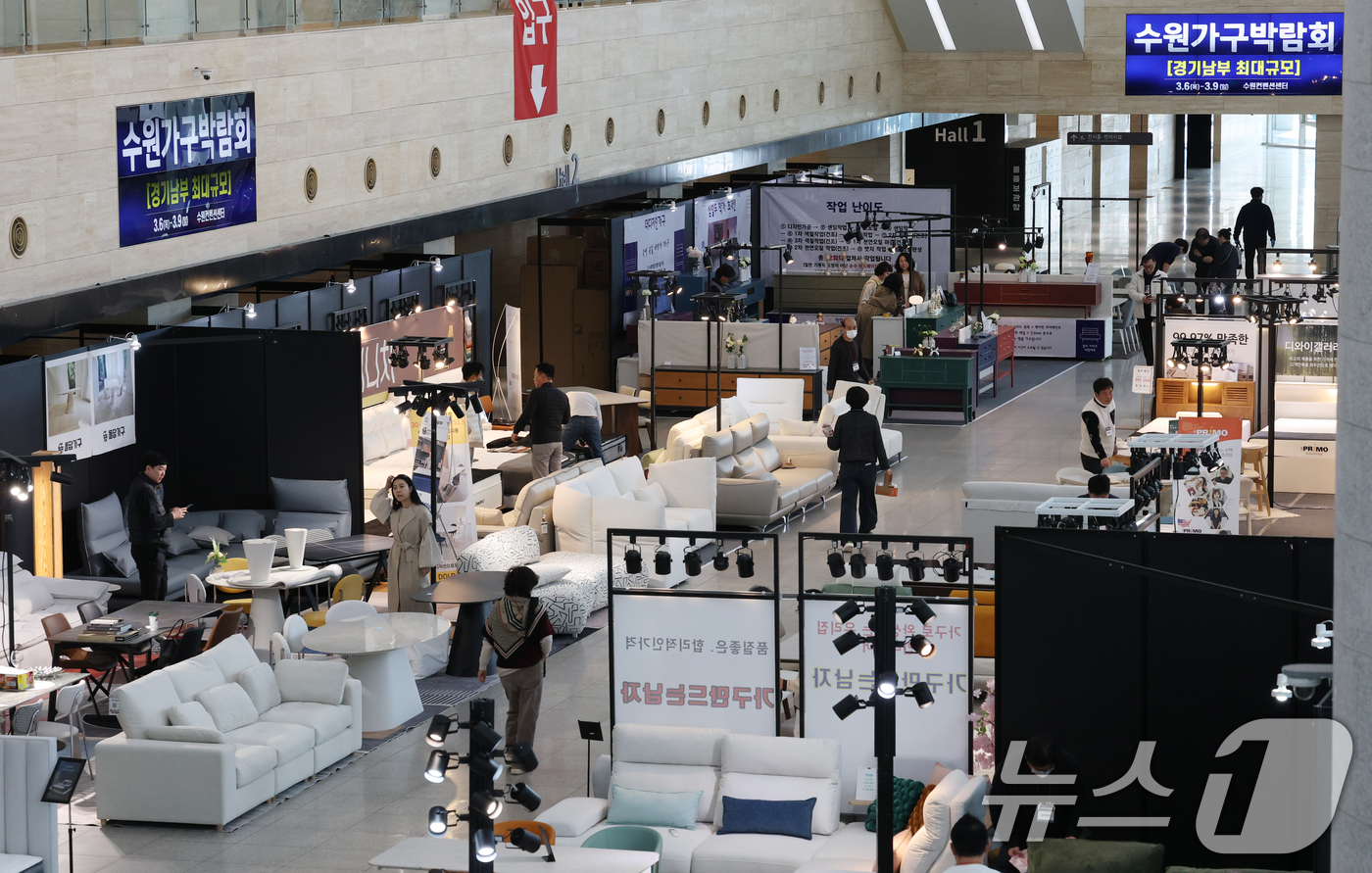(수원=뉴스1) 김영운 기자 = 6일 경기 수원시 영통구 수원컨벤션센터에서 열린 '2025 수원가구박람회'를 찾은 시민들이 다양한 가구를 둘러보고 있다. 2025.3.6/뉴스1
