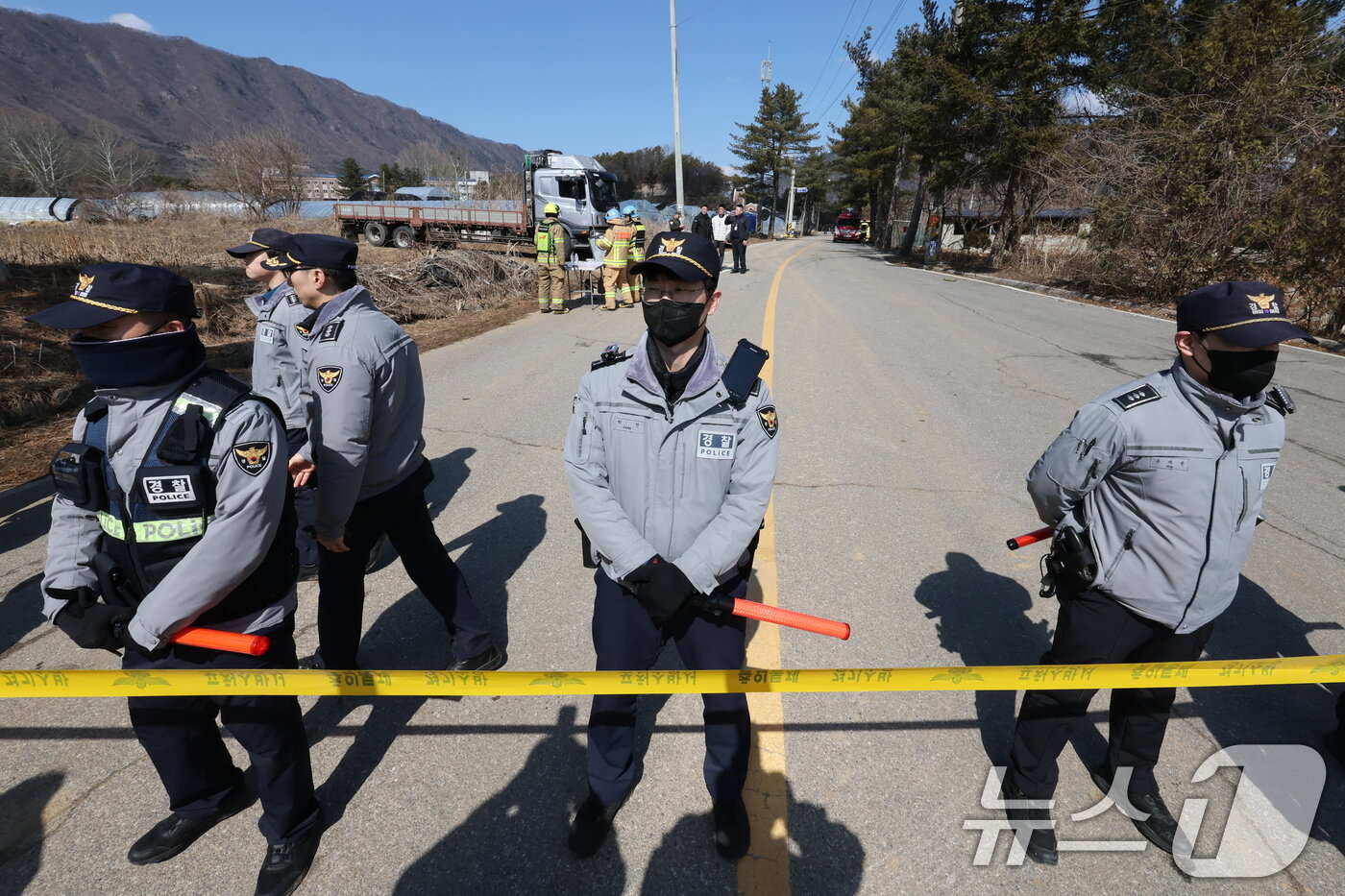 본문 이미지 - 한미 통합화력 실사격 훈련이 실시된 6일 경기 포천시 이동면 노곡리의 한 민가에 전투기 공대지 폭탄이 떨어져 경찰이 통제하고 있다. 공군은 “오늘 10시 7분께 공군 KF-16에서 MK-82 일반폭탄 8발이 비정상투하되어 사격장 외부 지역에 낙탄되었다”고 밝혔다. 이 사고로 민가 7가구가 부서지고 7명이 다친것으로 파악됐다. 2025.3.6/뉴스1 ⓒ News1 이동해 기자