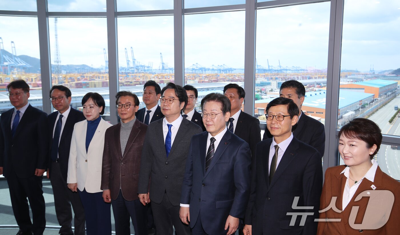 본문 이미지 - 이재명 더불어민주당 대표가 6일 부산 강서구 부산항만공사 신항지사 부산항홍보관을 방문해 참석자들과 기념촬영을 하고 있다. 2025.3.6/뉴스1 ⓒ News1 윤일지 기자