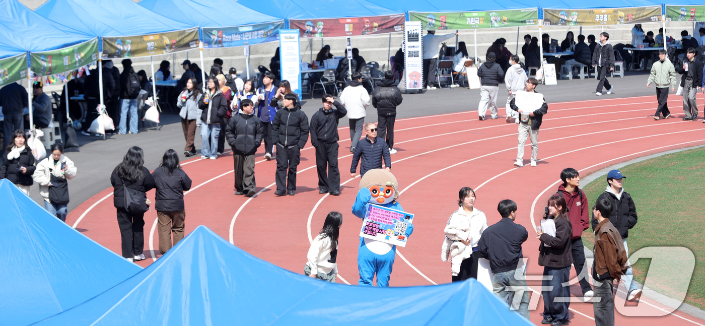 (전주=뉴스1) 유경석 기자 = 6일 전북자치도 전주시 전북대학교 캠퍼스에서 학생들이 대운동장에 마련된 동아리 모집 부스를 둘러보고 있다. 2025.3.6/뉴스1