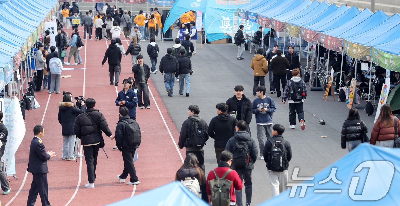 (전주=뉴스1) 유경석 기자 = 6일 전북자치도 전주시 전북대학교 캠퍼스에서 학생들이 대운동장에 마련된 동아리 모집 부스를 둘러보고 있다. 2025.3.6/뉴스1